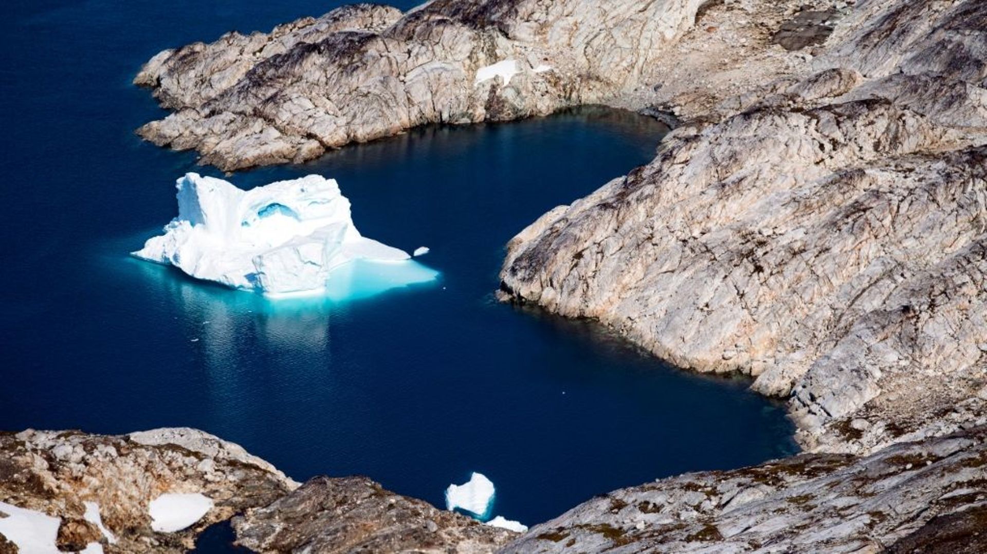 Un iceberg flotte le long de la côte orientale du Groënland
près de Qulusuk