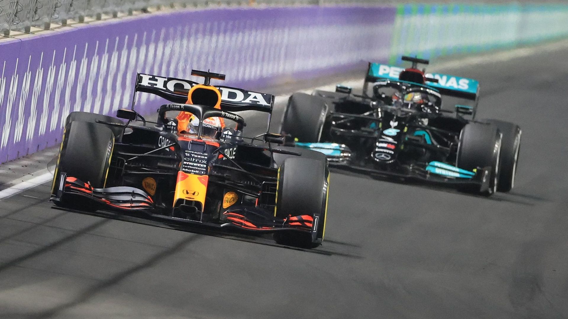 L’année dernière, Max Verstappen (à gauche) et Lewis Hamilton (à droite) avaient livré une bataille épique, jusqu’à la dernière course.
