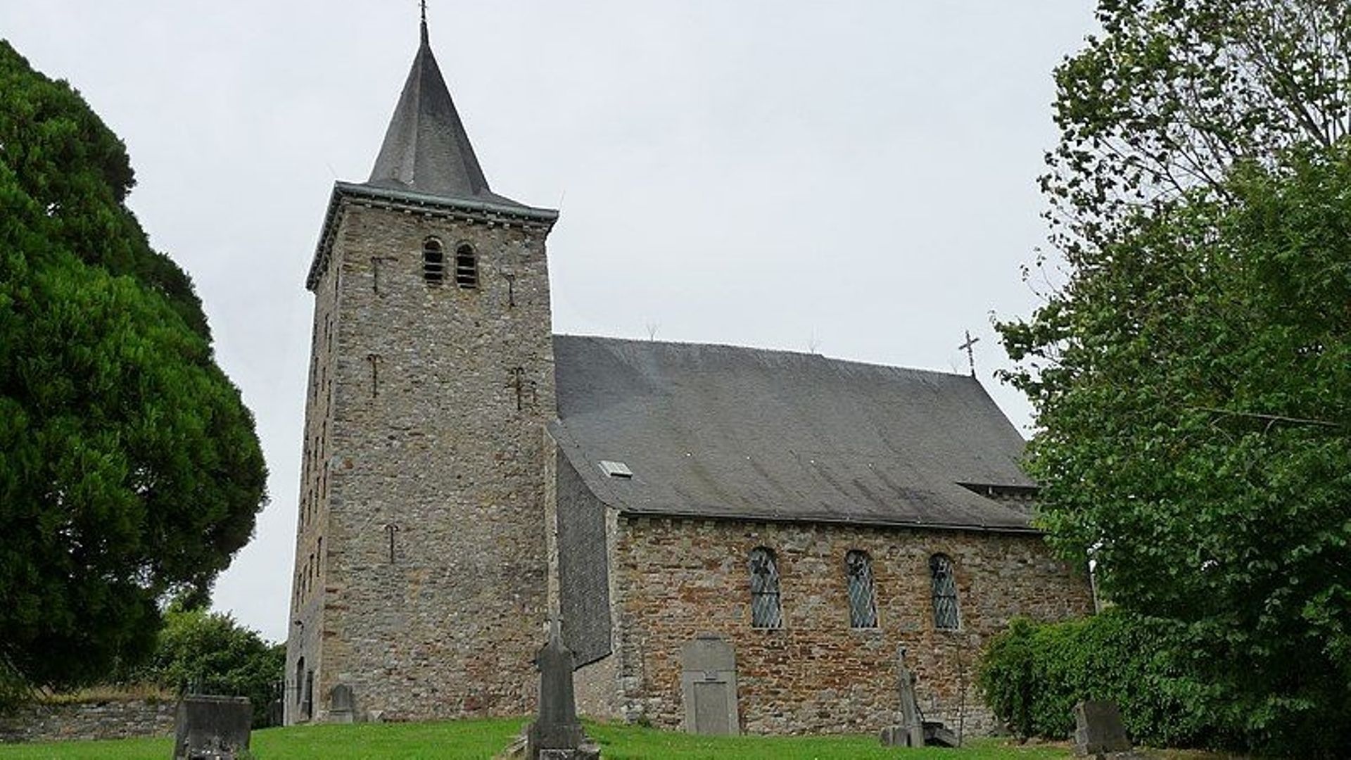 Strée-lez-Huy, commune de Modave (Belgique) . Église Saint-Nicolas (XIIe siècle)