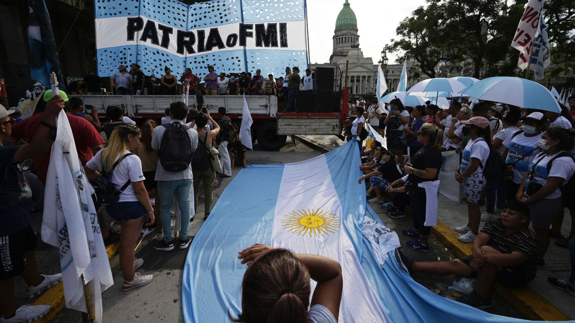 Des personnes participent à une manifestation contre l’accord entre le gouvernement et le FMI devant le Congrès argentin à Buenos Aires, le 17 mars 2022.