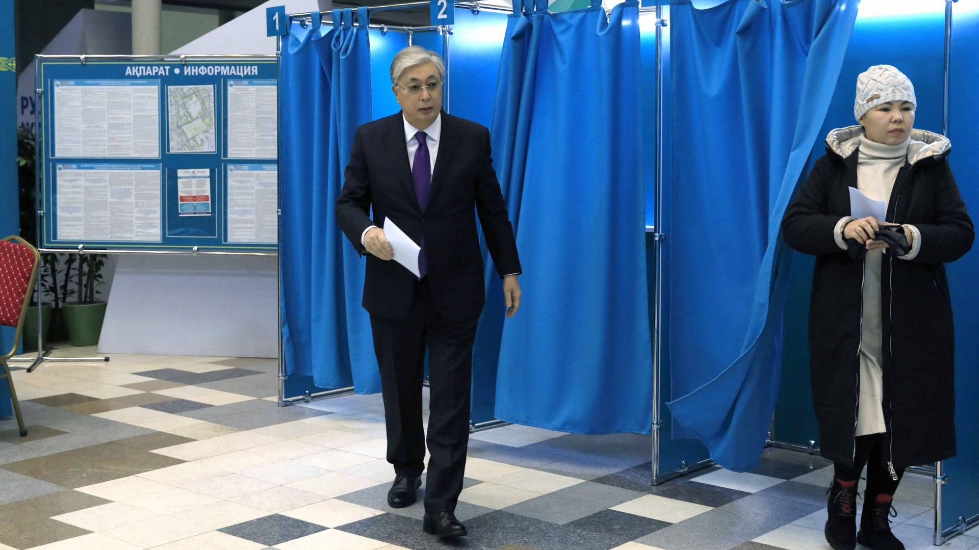 Cette photo prise et publiée par le service de presse présidentiel du Kazakhstan le 20 novembre 2022 montre le président kazakh sortant Kassym-Jomart Tokayev en train de voter dans un bureau de vote lors des élections présidentielles du pays à Astana