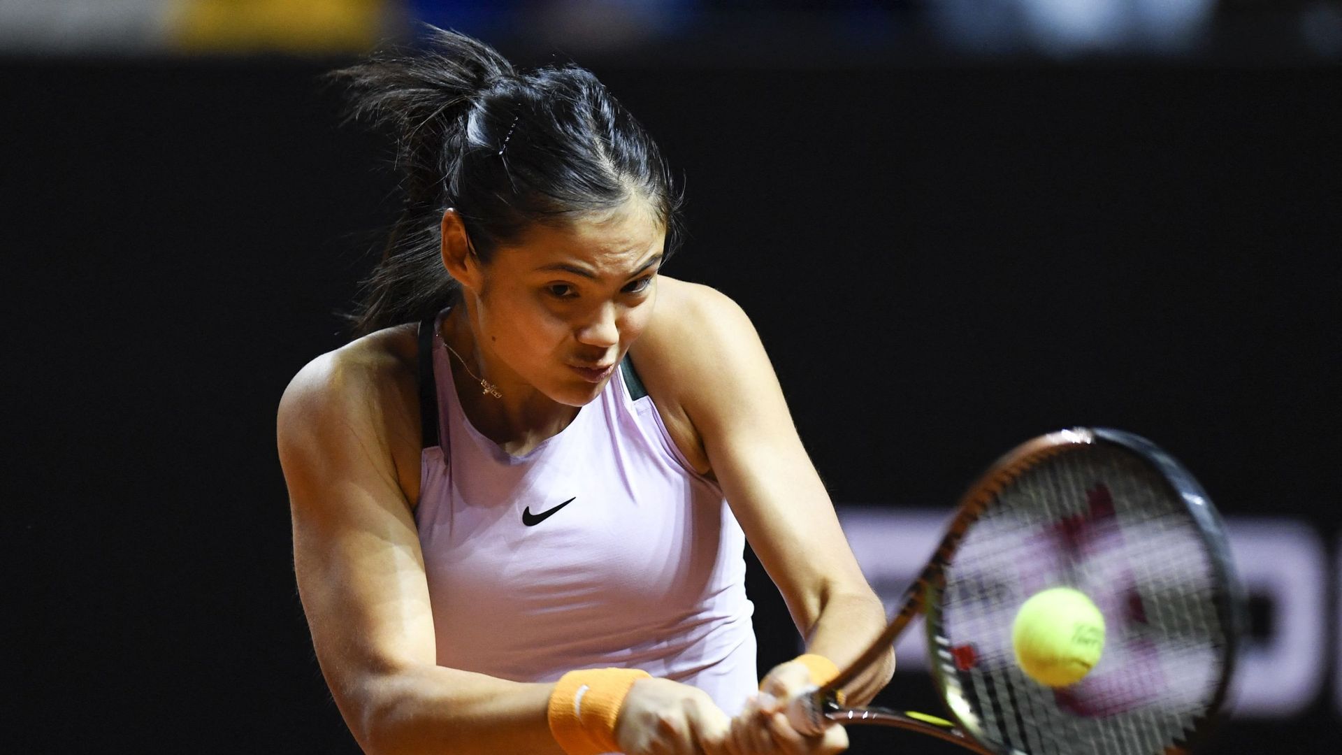 Emma Raducanu dispute son premier tour à Roland-Garros ce lundi.