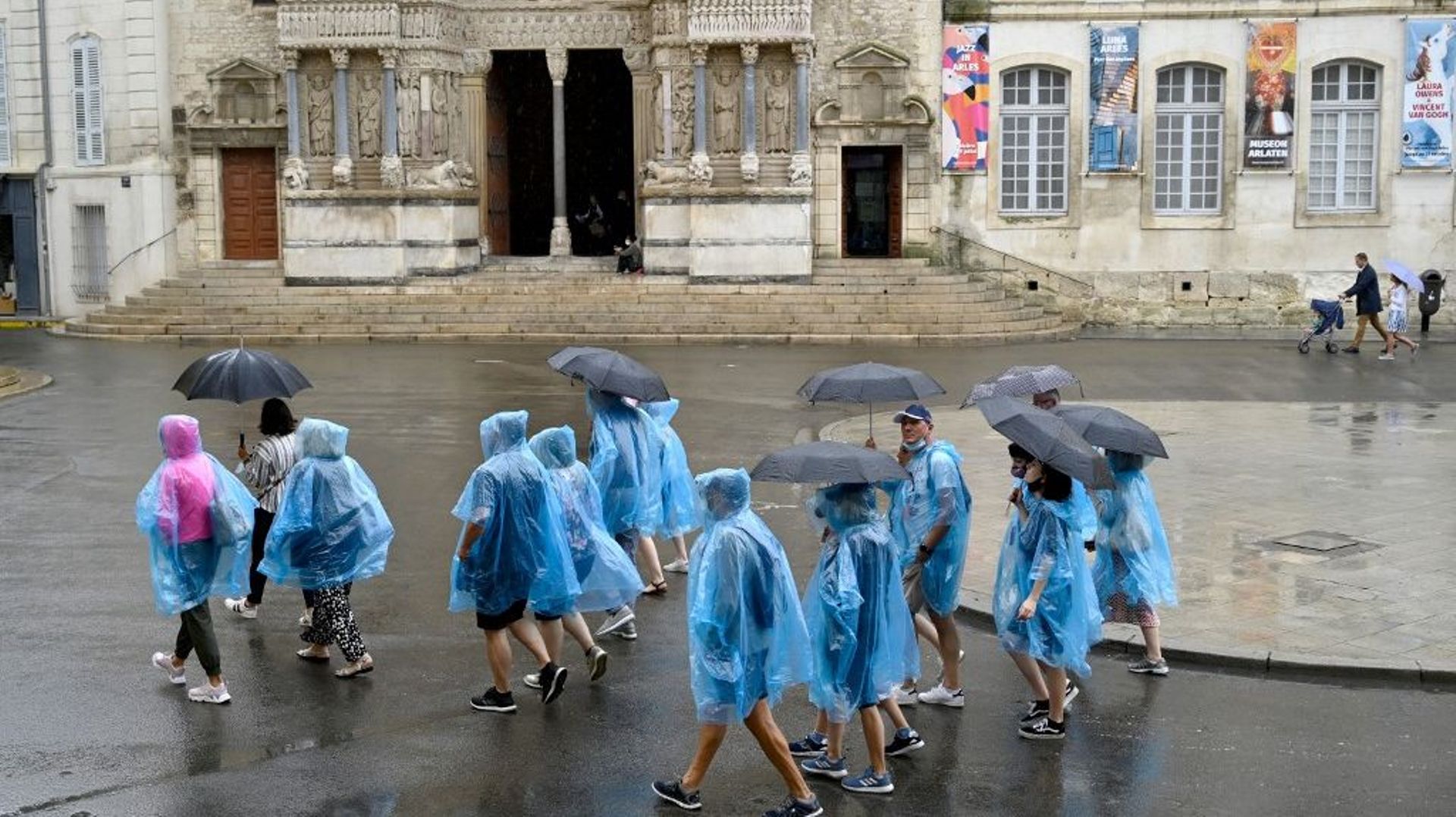 Pas de chapeaux ou de robes légères pour l’ouverture des Rencontres d’Arles dimanche, mais des cirés et des bottes : malgré la pluie, les expositions photo ont fait le plein pour le retour du festival.