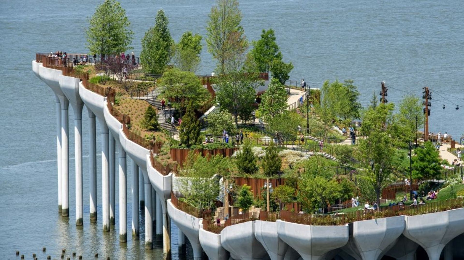Le parc aérien "Little Island" au-dessus du fleuve Hudson, le 21 mai 2021 à New York