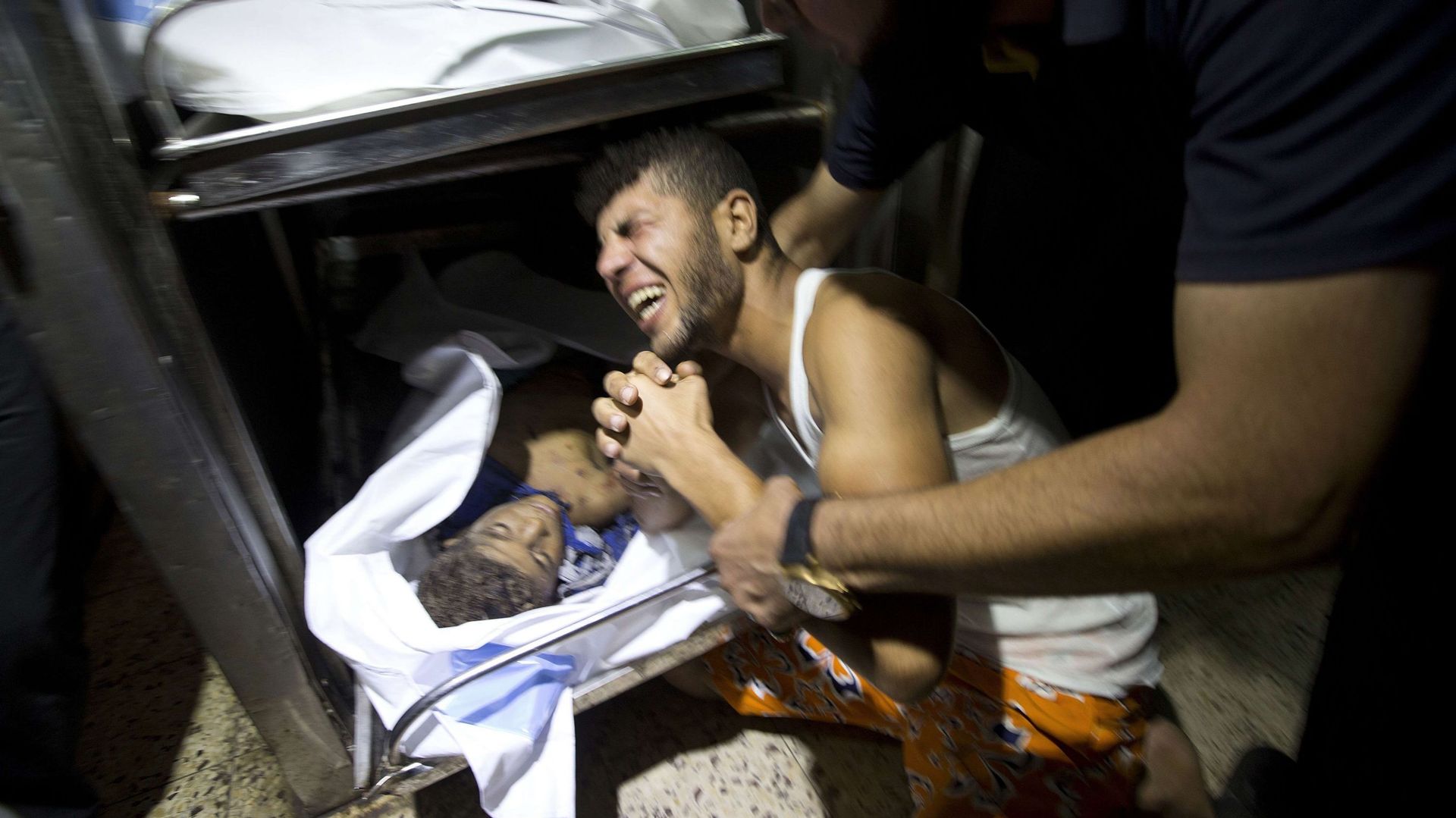 Un jeune homme pleure son frère, qui se trouvait parmi les quatre enfants tués par le bombardement israélien