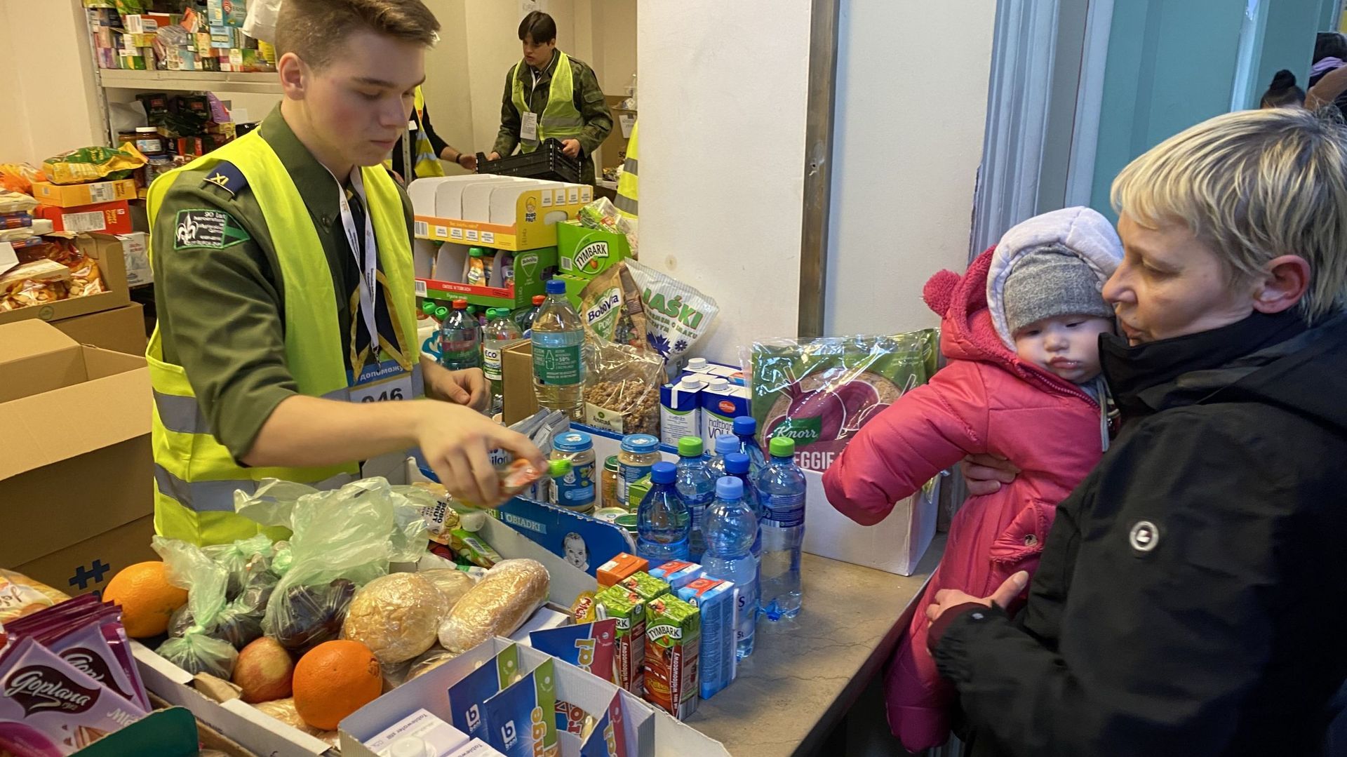 Distribution de nourriture par des scouts à Prezmyl