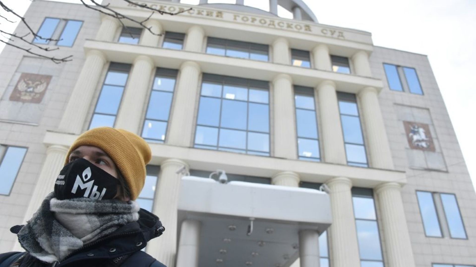 Un partisan de Memorial devant le tribunal de Moscou où l’ONG russe accusée de diverses infractions joue sa survie, le 23 décembre 2021