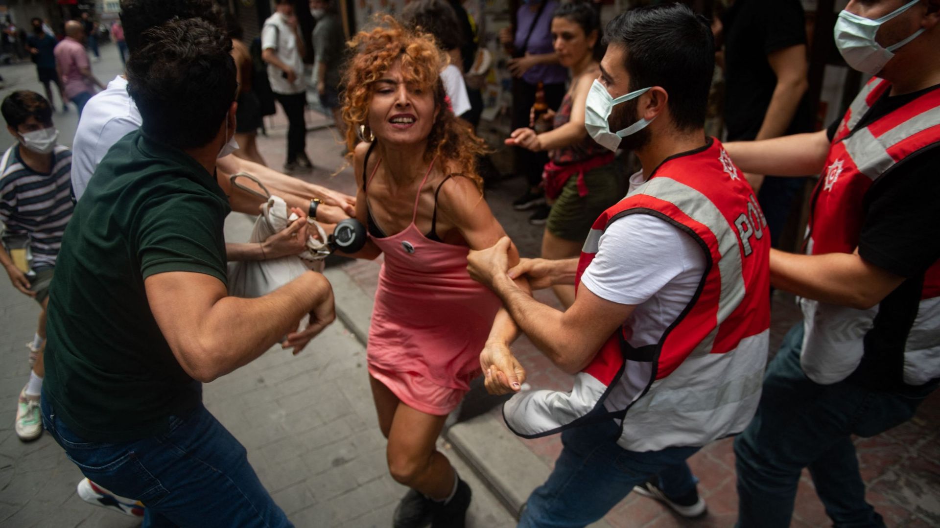 Des manifestants sont arrêtés par la police dans le centre d’Istanbul, le 26 juin 2021, alors que des centaines de militants LGTBI ont bravé une interdiction et tenté d’organiser une gay pride. Bulent KILIC / AFP