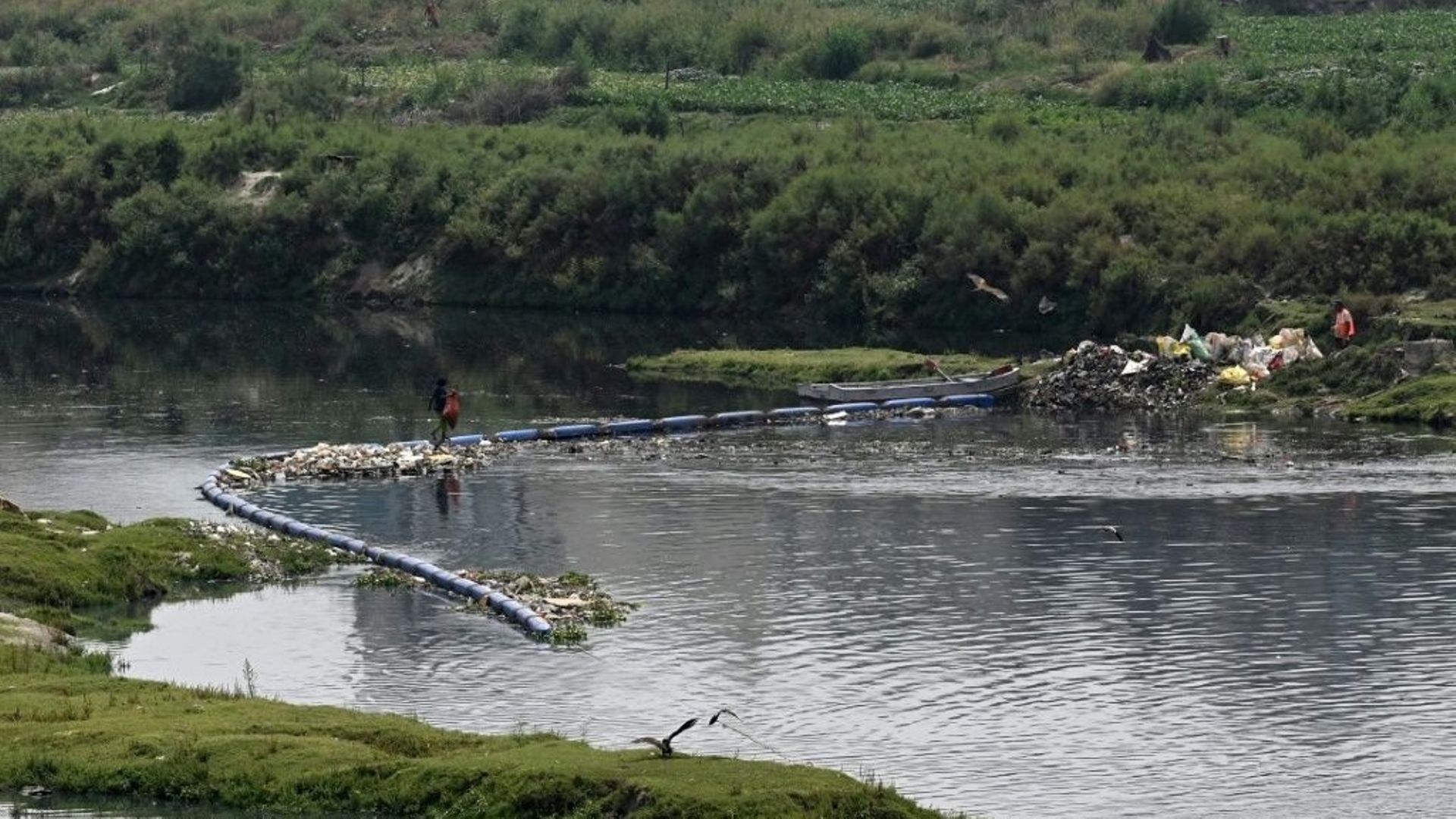 Barrage sur la rivière Yamuna à New Delhi pour retenir les ordures flottantes provenant d’un égout.