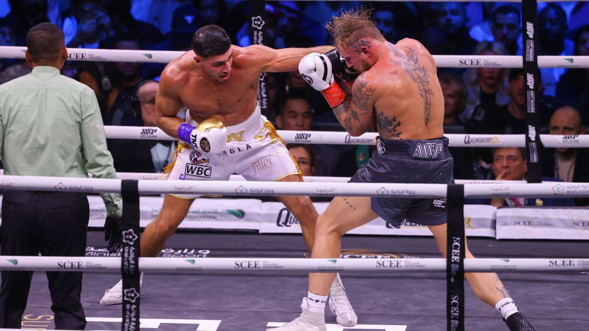 La star de téléréalité britannique Tommy Fury se bat contre le YouTuber américain Jake Paul lors d’un match de boxe à Diriyah à Riyad, en Arabie saoudite, le 27 février 2023.