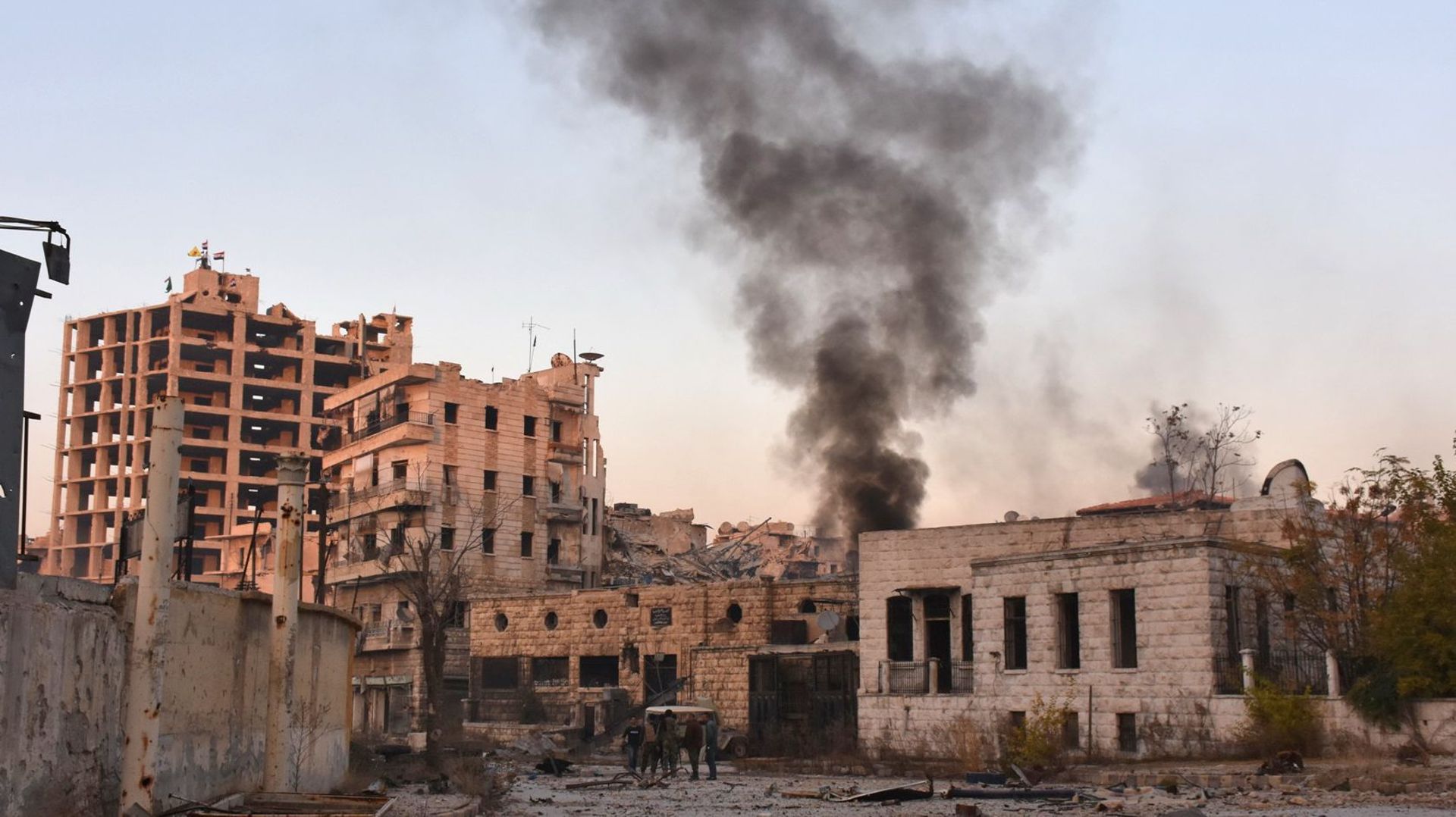 La rébellion s'effondre à, Alep, l'armée de Bachar Al Assad avec l'afflux de l'aviation russe est en train de reconquérir la 2ème ville du pays. Les habitants d'Alep subissent des bombardements incessants, la situation est pour eux, très critique.