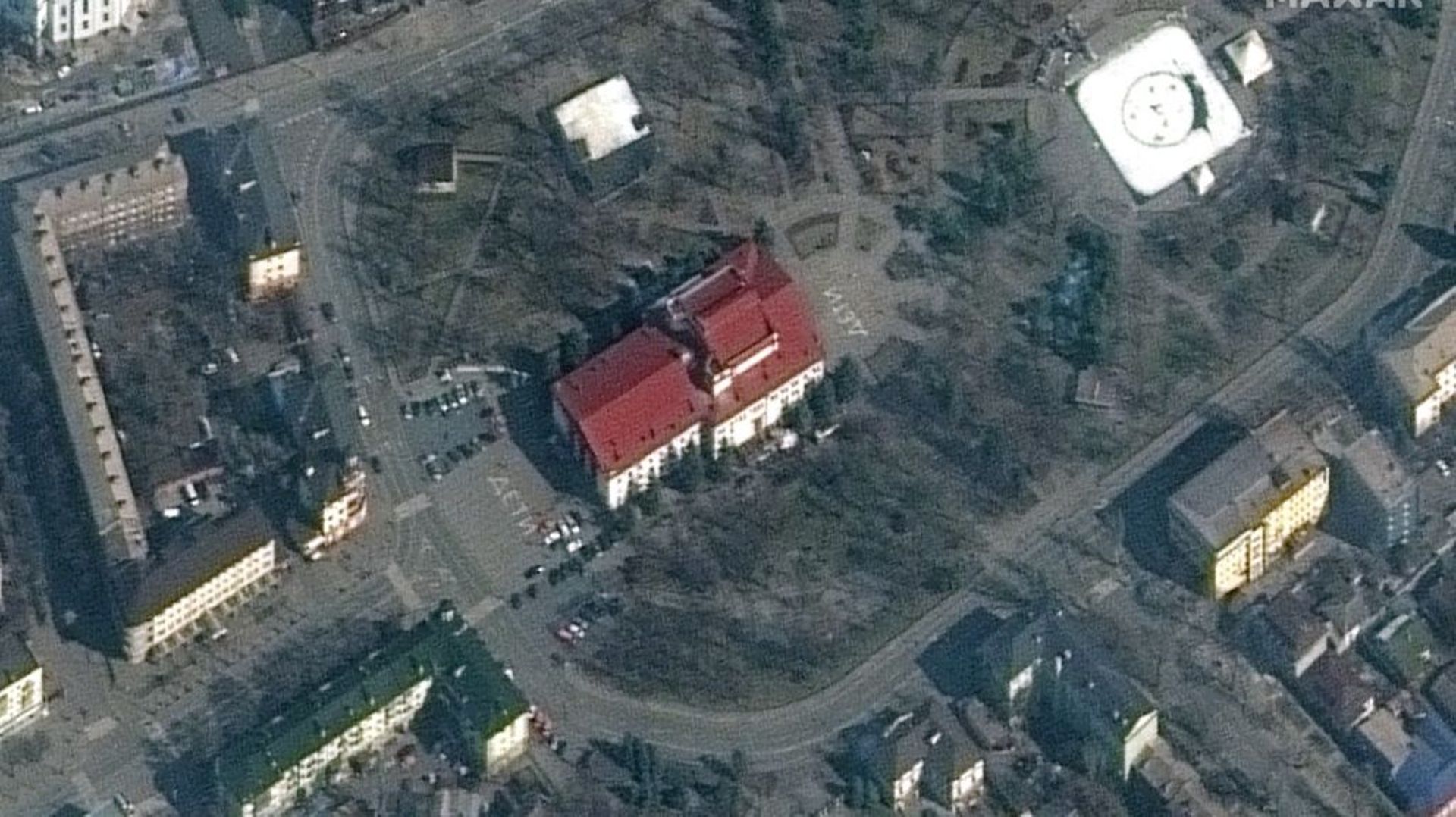 La société américaine de technologies spatiales Maxar Technologies a publié le 16 mars 2022 une photo du théâtre de Marioupol prise lundi, selon elle. L’immeuble abritant "des centaines de civils" a été bombardé mercredi par l’aviation russe.