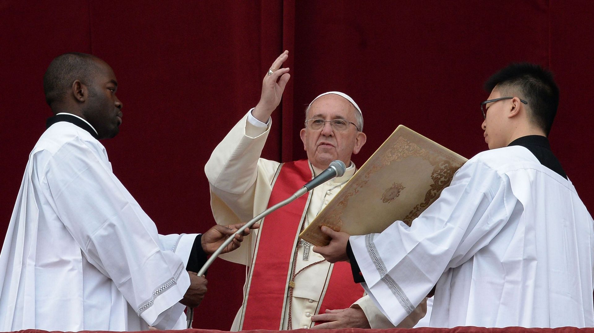 Dans son message "urbi et orbi" le pape dénonce guerres et injustices 