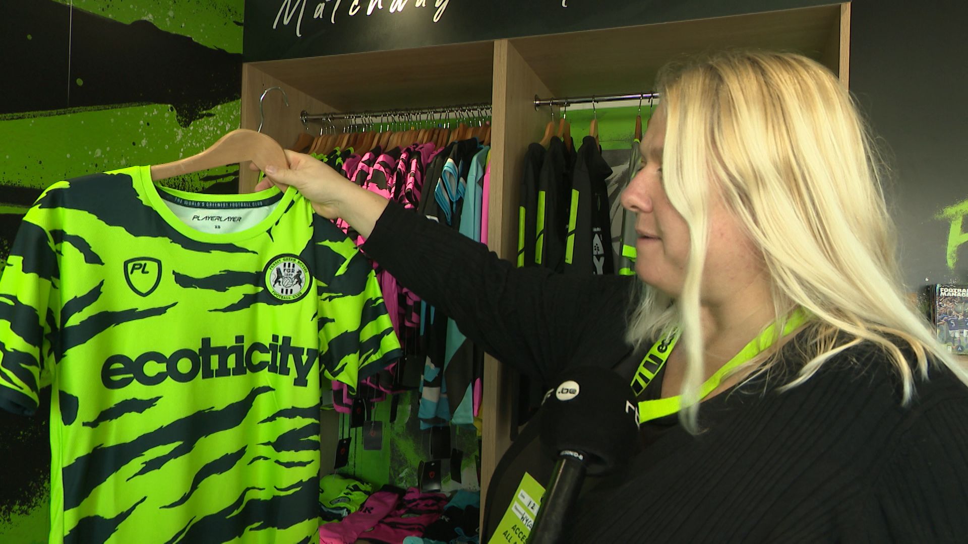 Paula Brown, responsable commerciale du club nous montre les maillots de l’équipe. Ils sont tous fabriqués avec des matières recyclées.