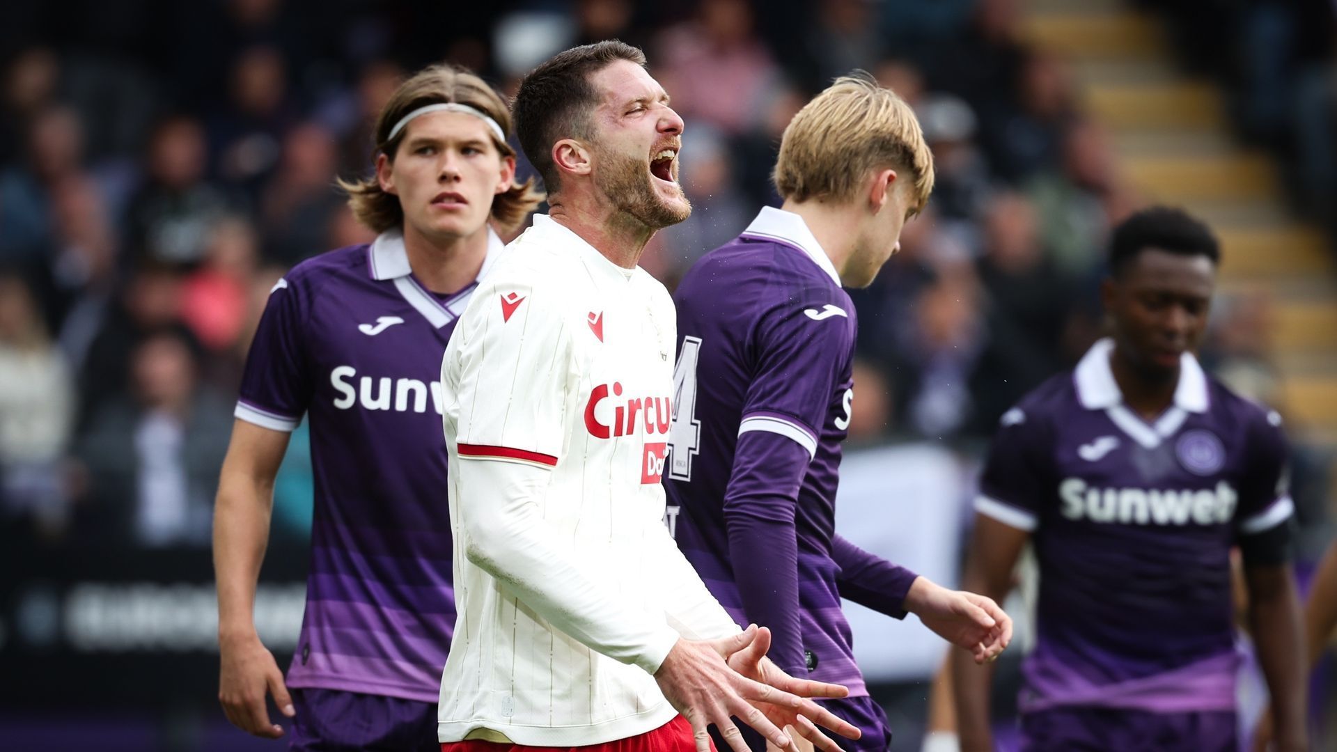 La frustration de Thomas Henry, contrarié par l’arbitrage lors du Clasico : "Il y a une réflexion à avoir…"