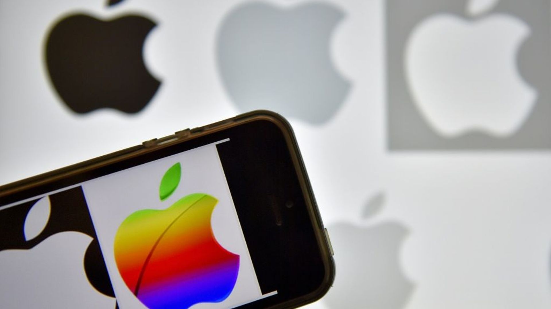Une plainte similaire a été déposée mercredi contre Apple qui a admis ralentir volontairement ses anciens modèles de smartphones.
