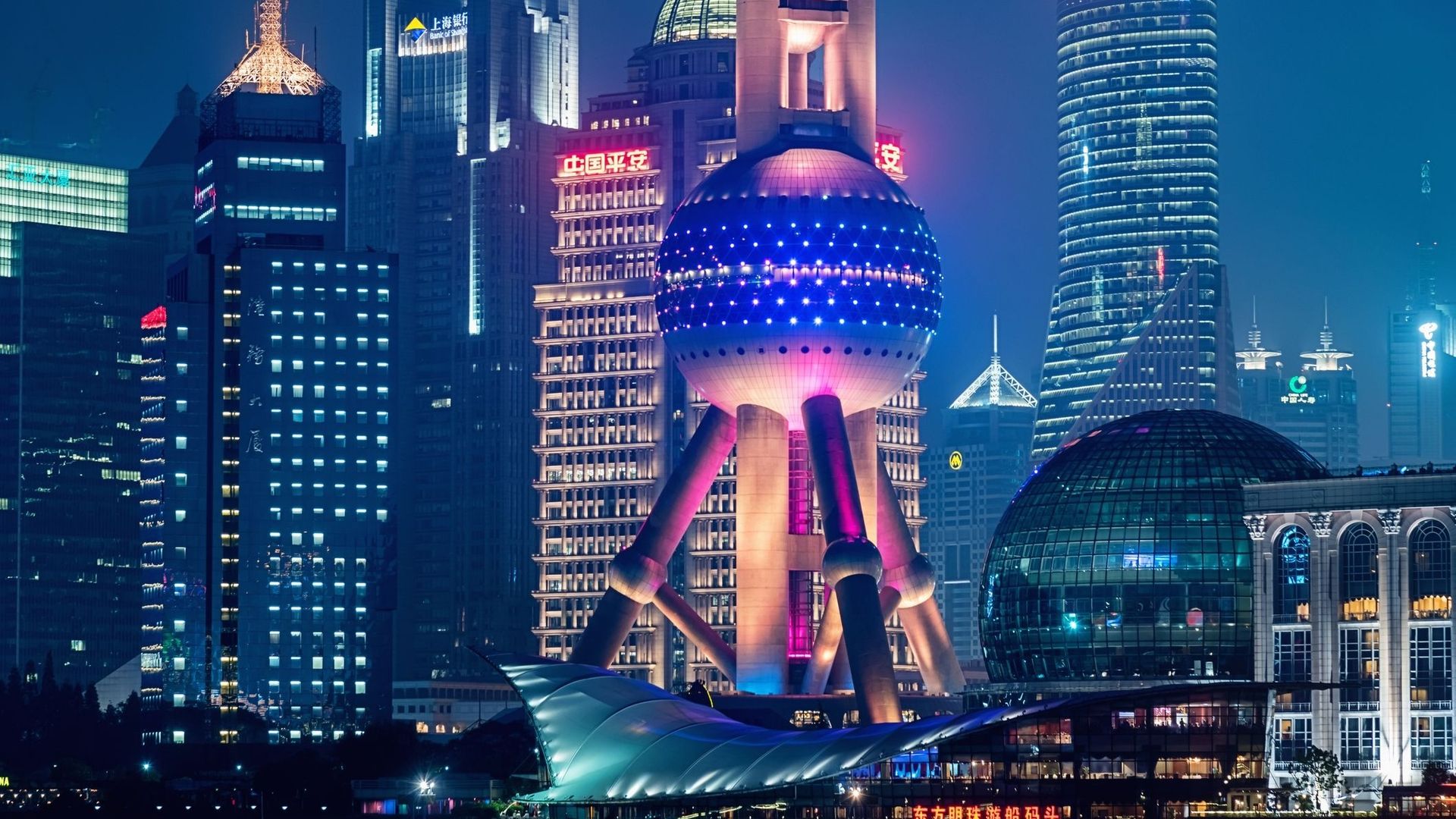 Canicule en Chine : le Bund de Shanghai réduit l'éclairage pour économiser l'énergie.