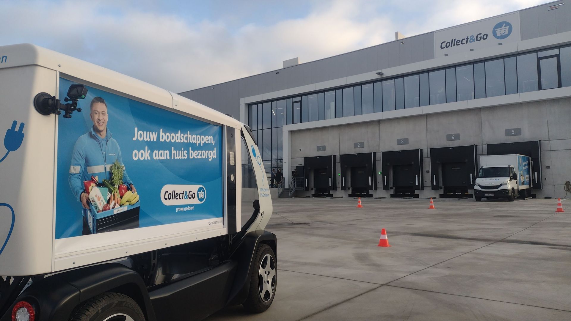Colruyt présente un véhicule à conduite autonome pour livrer les courses, mercredi 23 novembre 2022 à Londerzeel.
