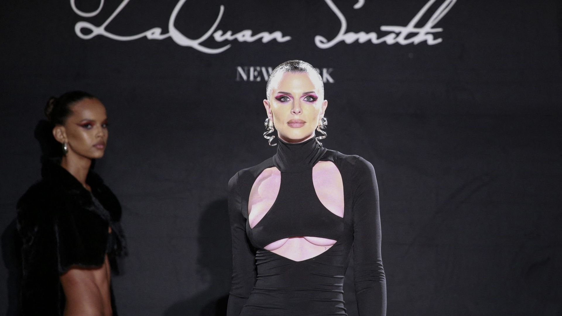 Julia Fox dans sa "revenge dress" signé LeQuan Smith à la Fashion Week de New York.