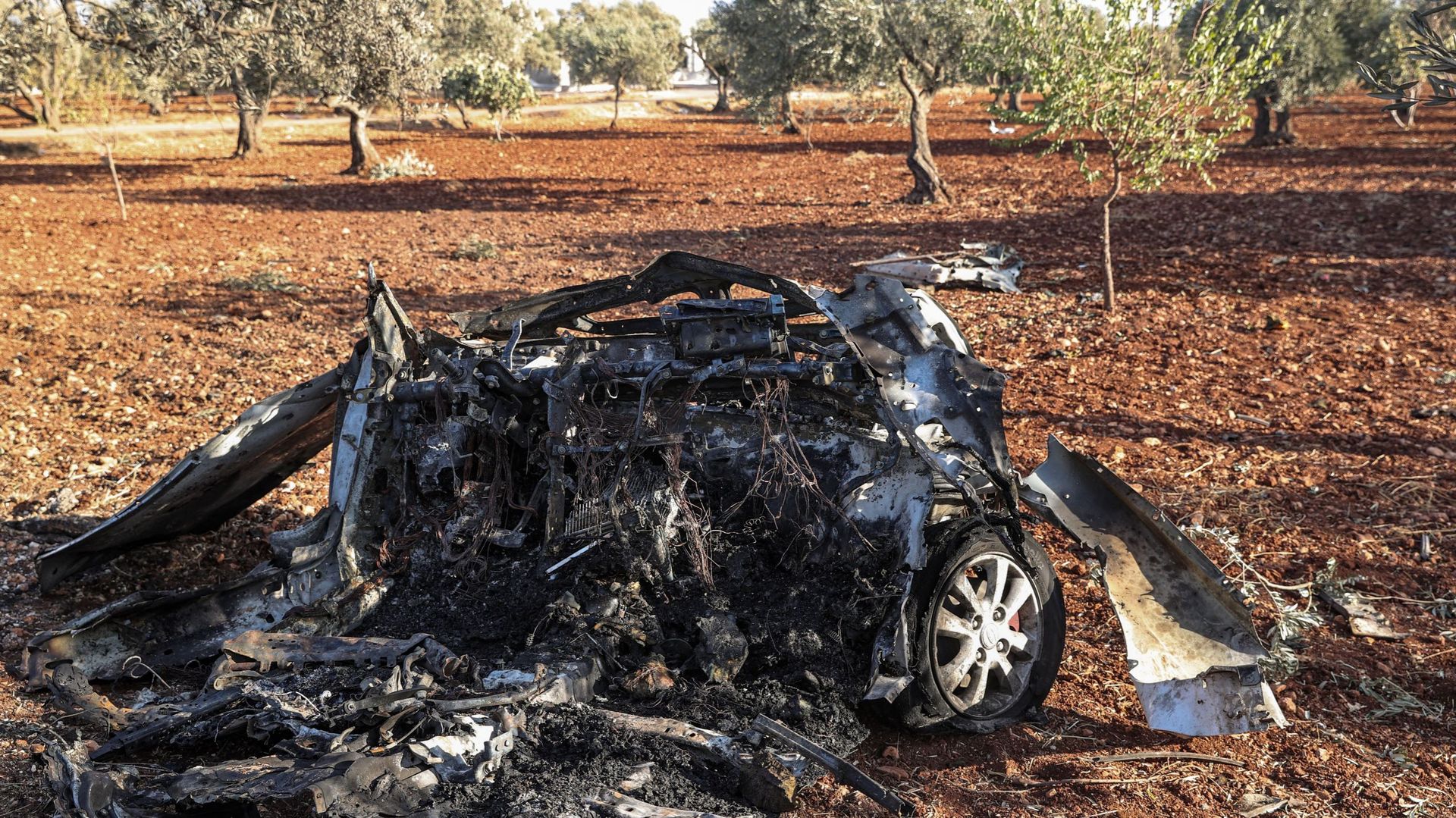 Cette photo prise le 20 septembre 2021 montre une vue d'un véhicule détruit par ce que l'on pense être une frappe de drone, à la périphérie nord-est de la ville d'Idlib, dans le nord-ouest de la Syrie, tenue par les rebelles. L'armée américaine a reconnu 