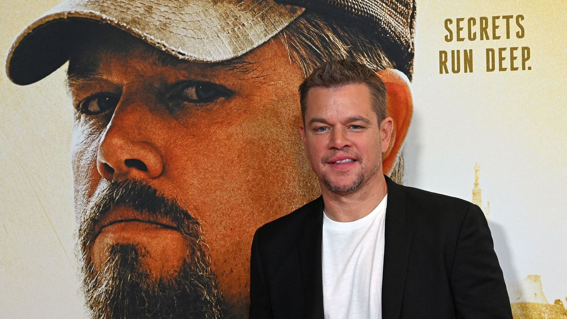 Matt Damon devant l'affiche de "Stillwater"