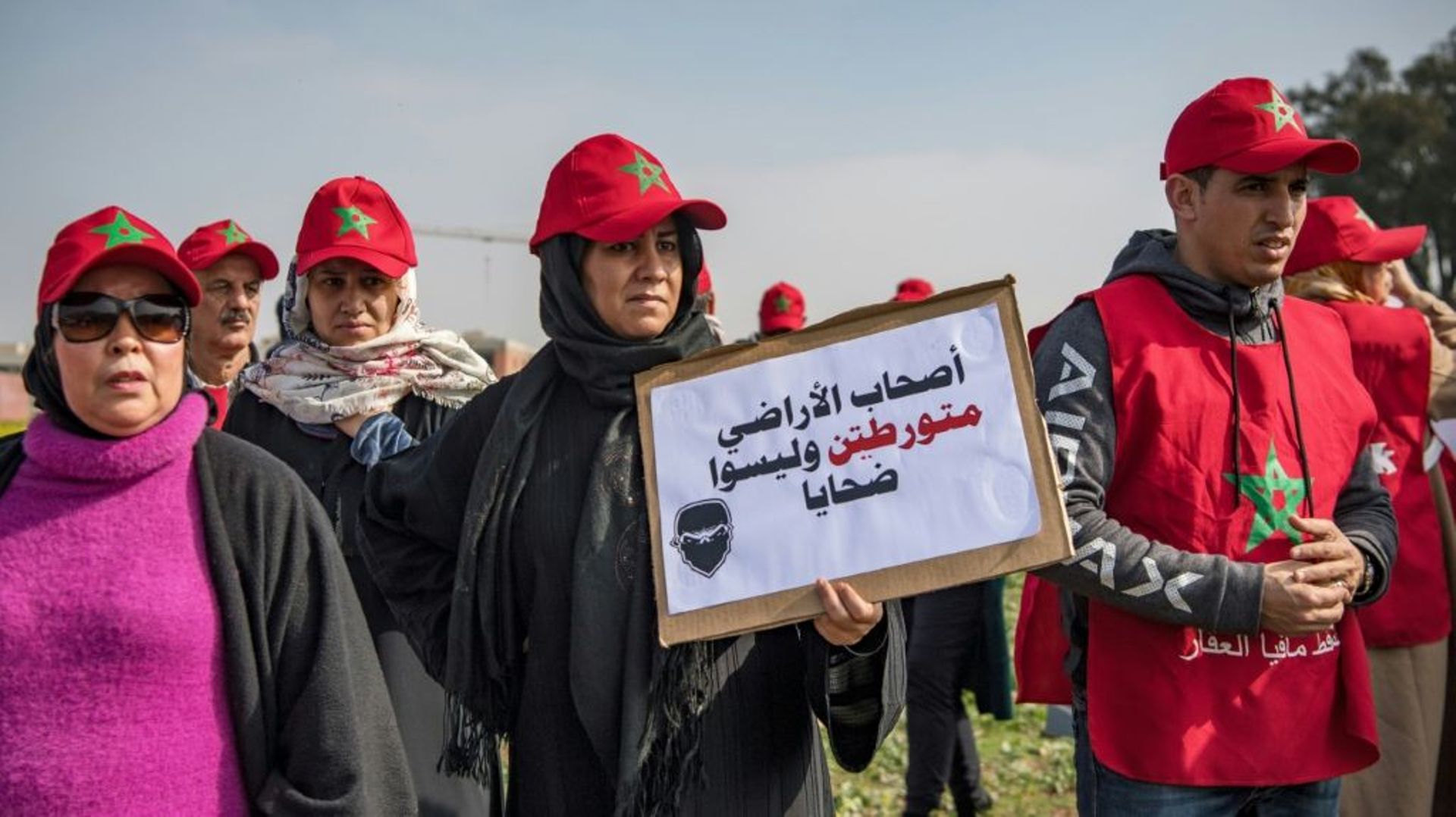 Des personnes manifestent sur un terrain vague supposé abrité des immeubles d'habitation, contre le groupe immobilier "Bab Darna" à l'origine d'une vaste arnaque immobilière, le 15 février 2020 à Casablanca