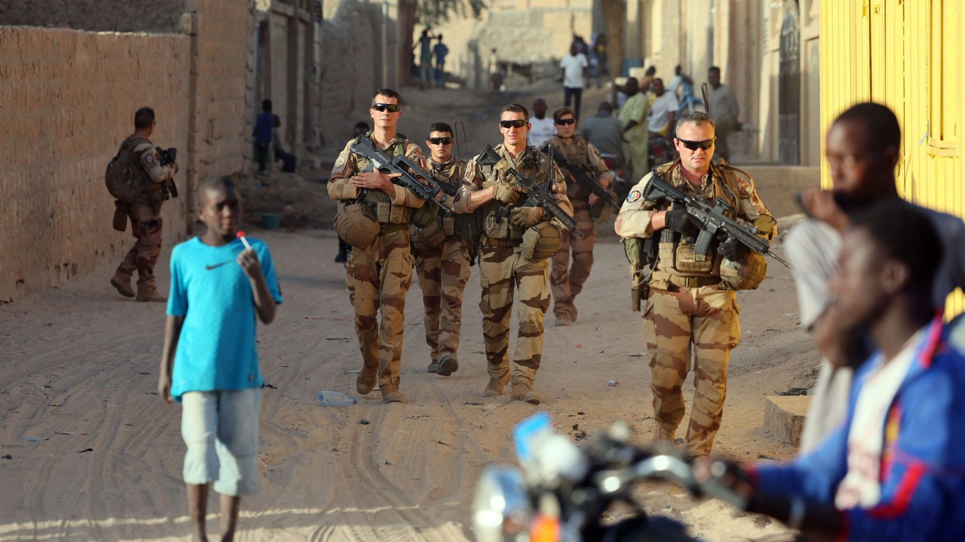 Des soldats français de la force Barkhane patrouillent dans les rues de Tombouctou, dans le nord du Mali, le 5 décembre 2021.