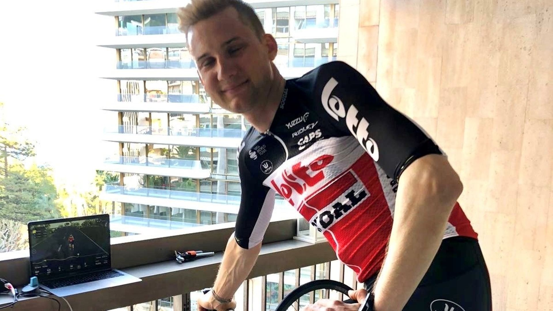 Tim Wellens s'est entraîné ce samedi sur son balcon à Monaco pour apprivoiser le système mis en place par les organisateurs du "Ronde 2020: Lockdown Edition".