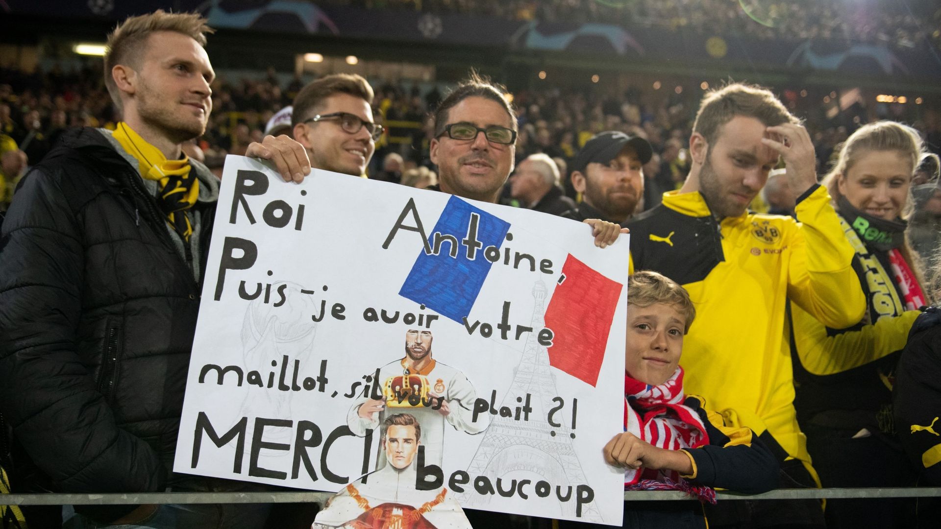 Des fans de l'Atletico demandent à Antoine Griezmann son maillot à l'aide d'une pancarte durant le match de Champions League Dortmund - Atletico le 24 octobre 2018.