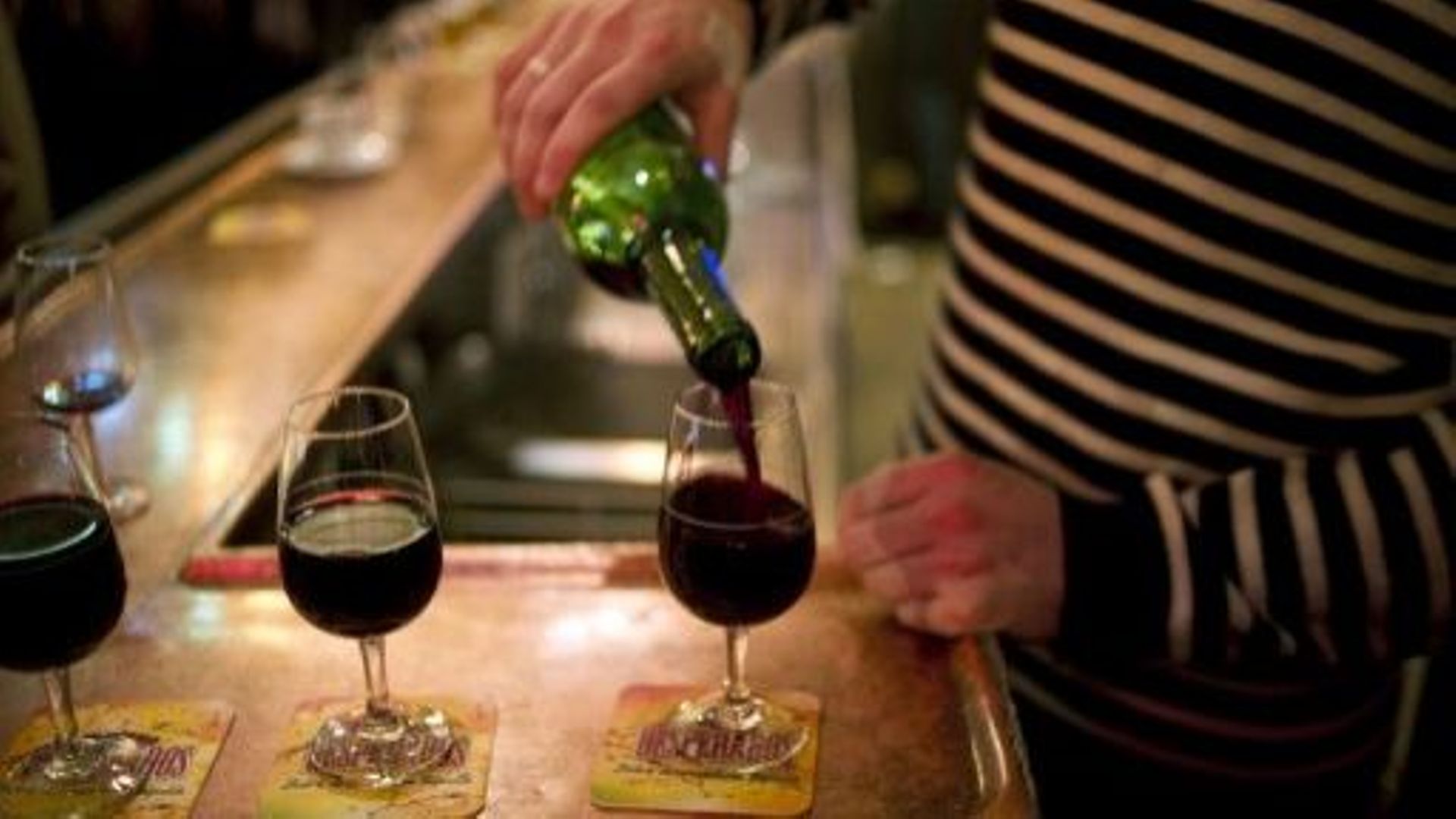 Des verres de vin servis dans un bar parisien
