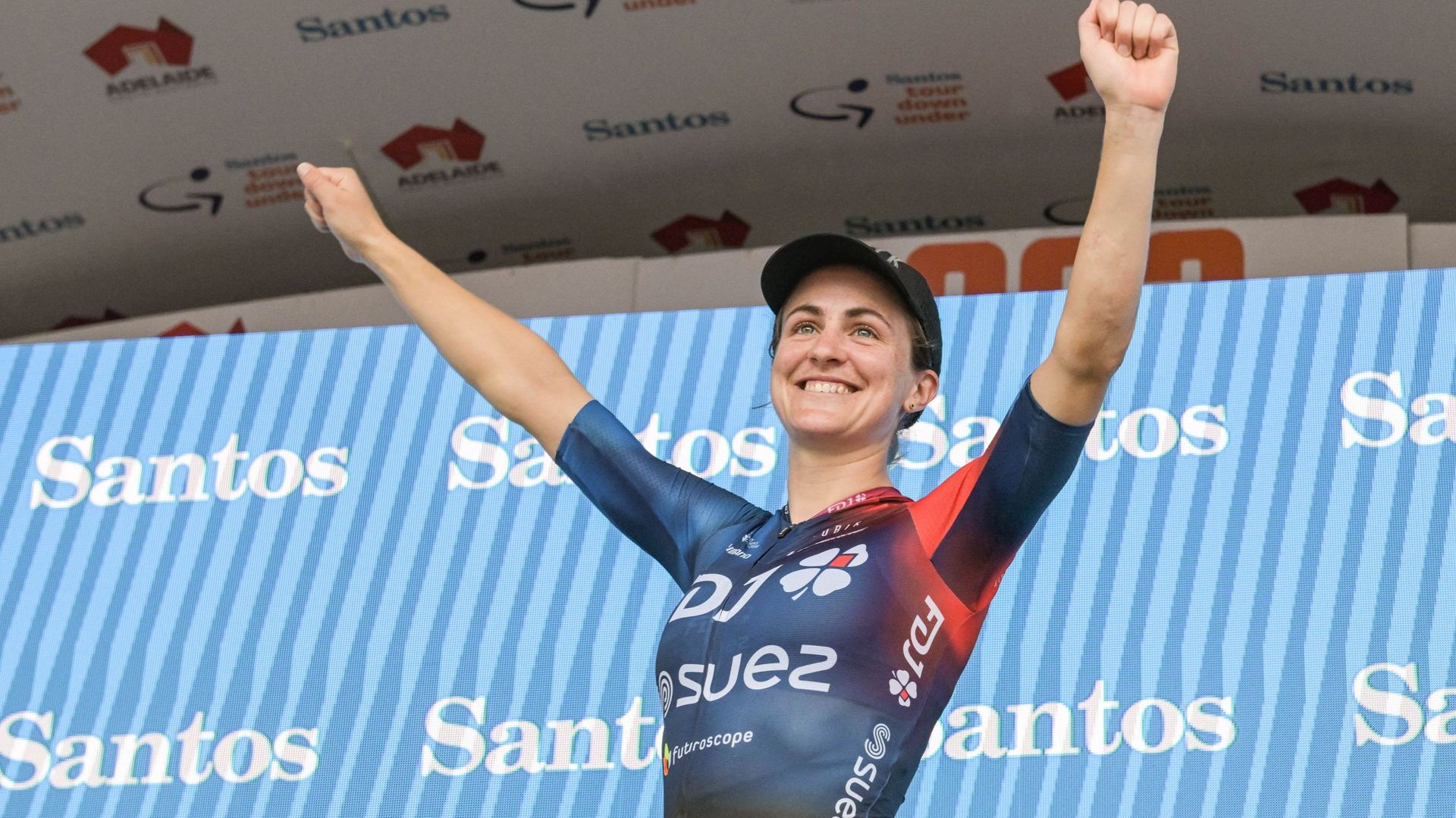 L'Australienne Grace Brown (équipe FDJ-SUEZ) célèbre ses victoires au Tour Down Under : elle gagne la troisième étape et le classement général