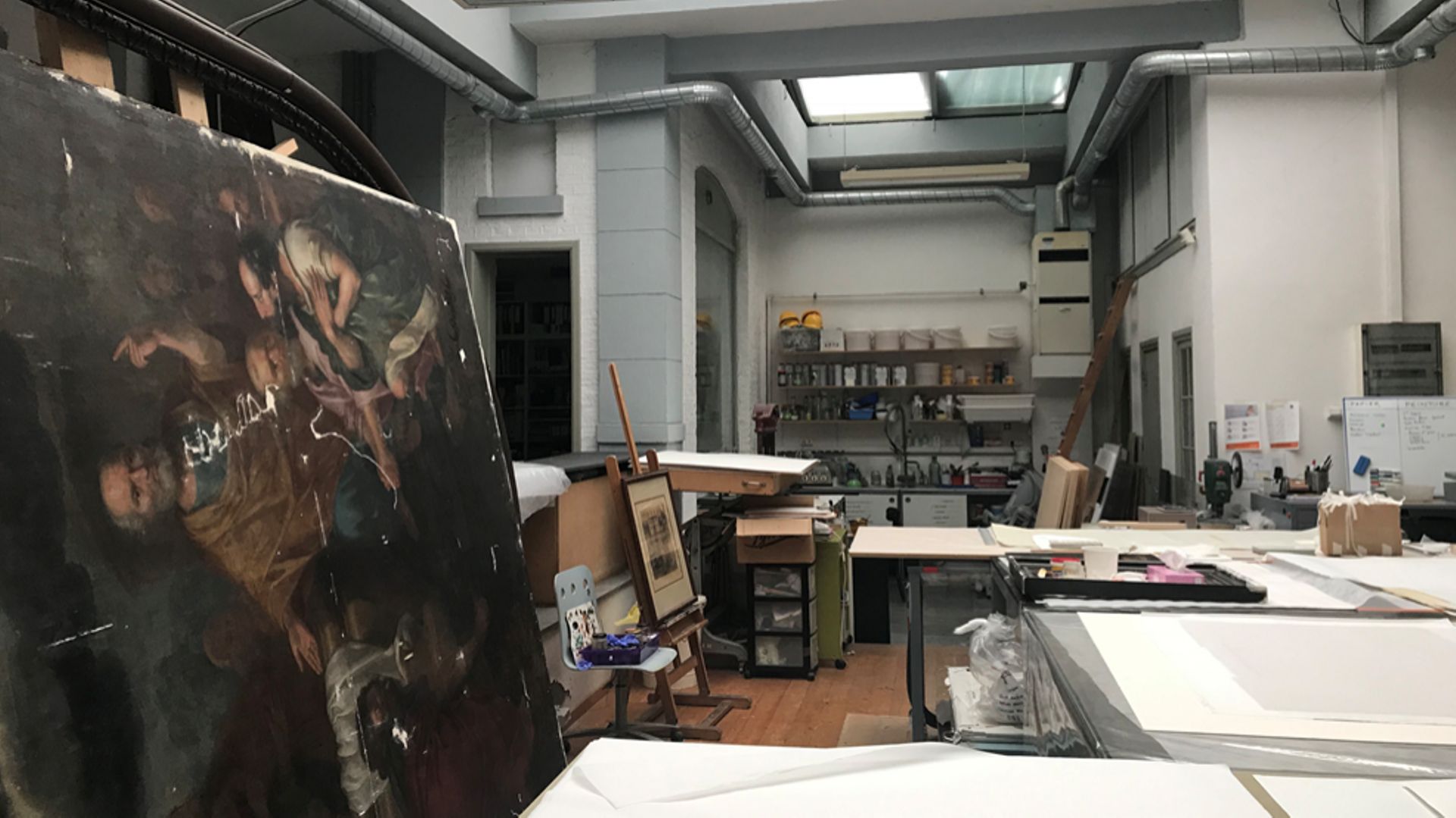 A Liège, l'atelier Artbee restaure les tableaux et livres anciens