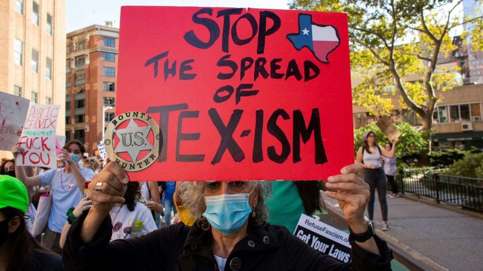 Une manifestante de la "Women’s March" pour le droit à l’avortement, le 2 octobre 2021 à New York, brandit une pancarte dénonçant la situation en la matière au Texas