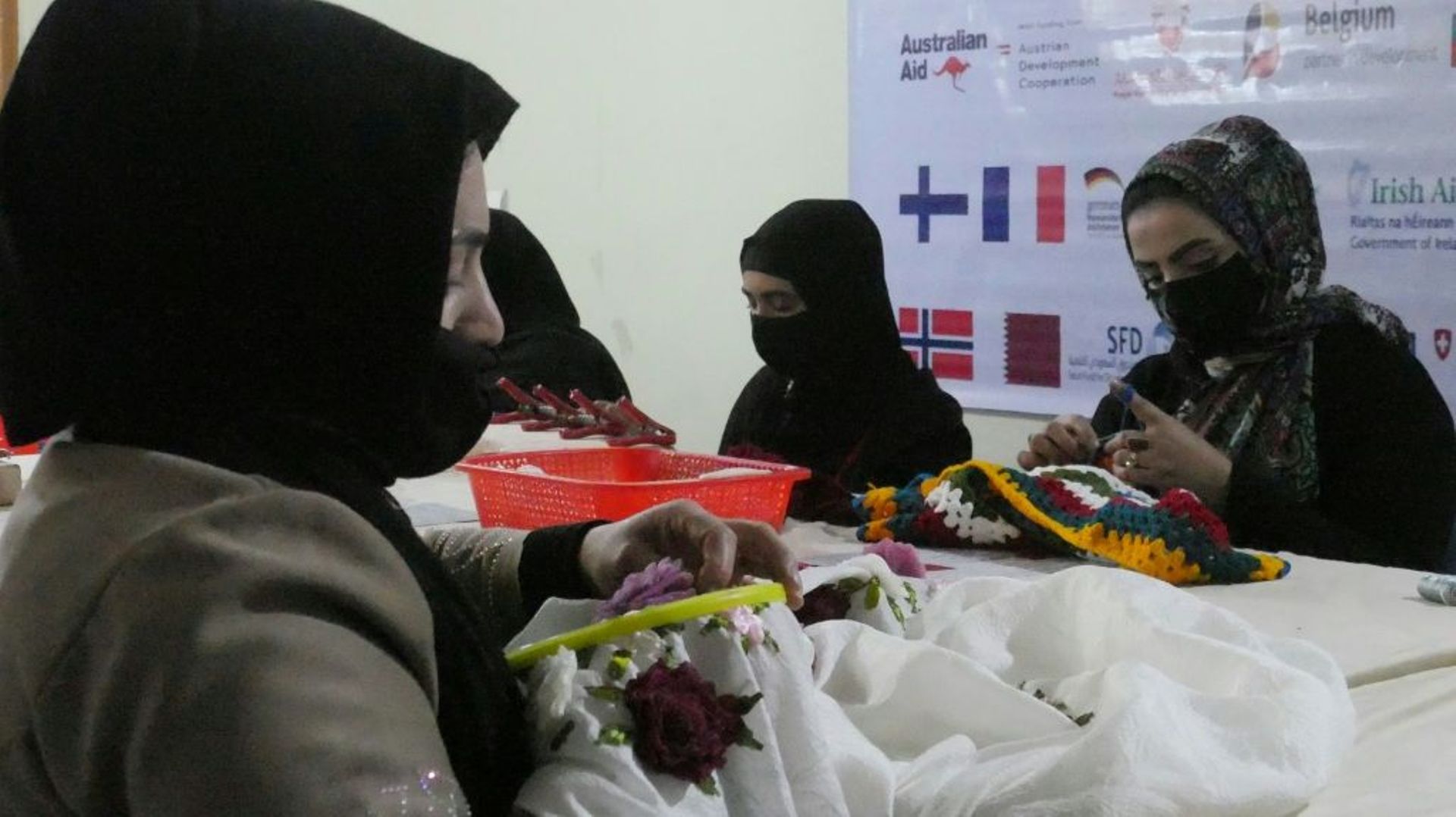 Des Afghanes brodent des tissus dans un institut à Hérat, le 22 décembre 2022