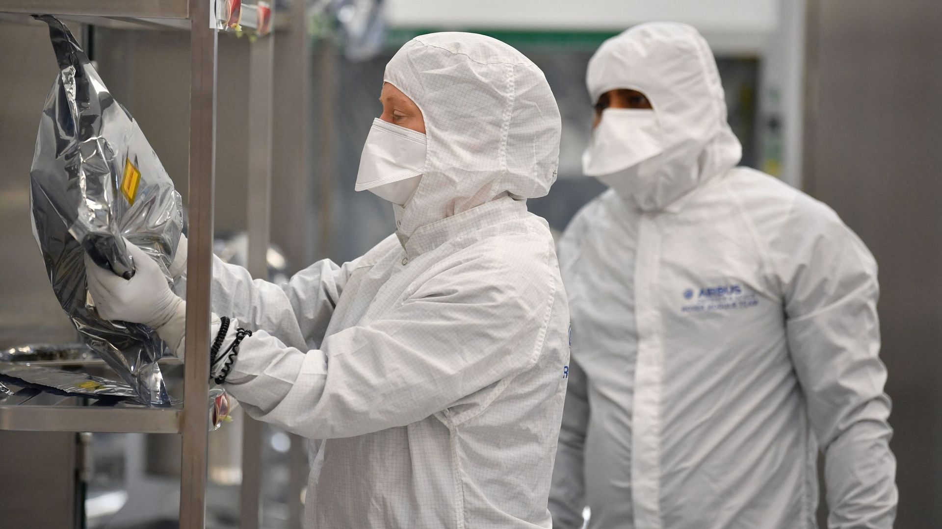 Des techniciens sur le site d’Airbus à Stevenage