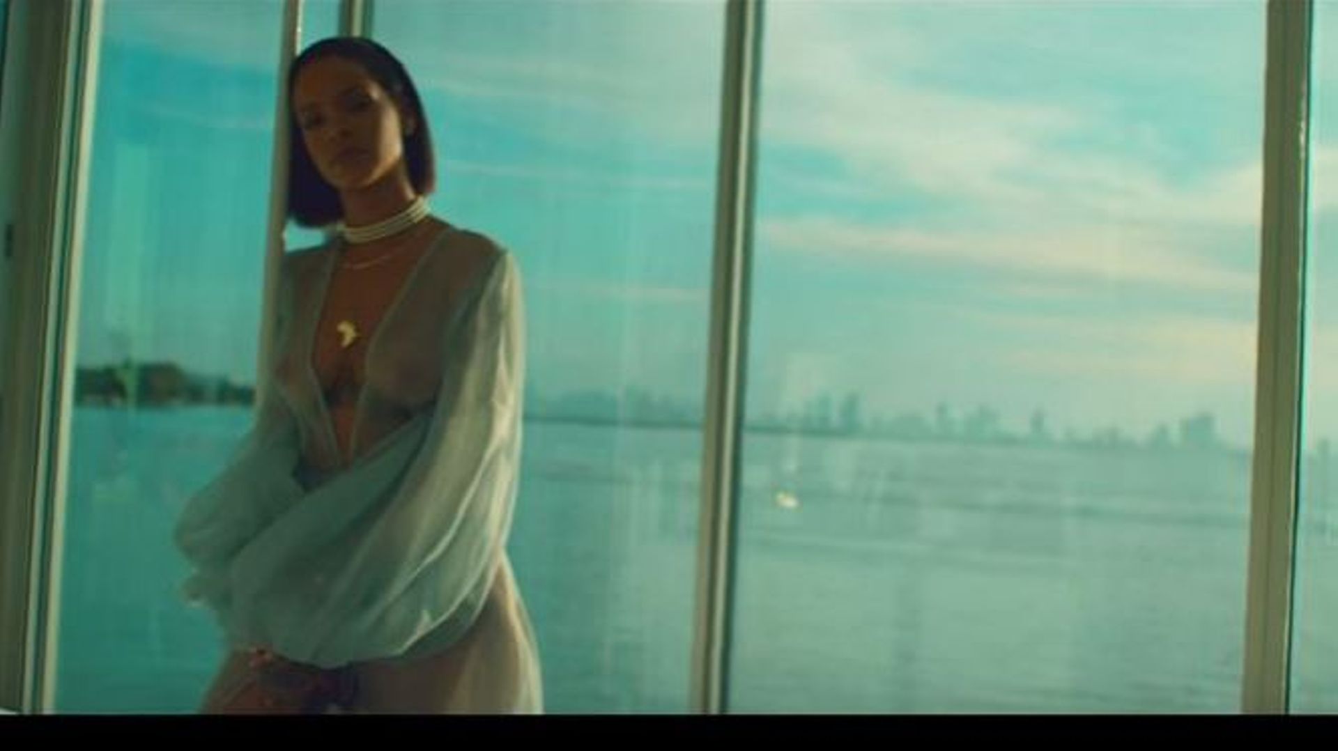 Rihanna (encore) topless pour le clip de "Needed me"