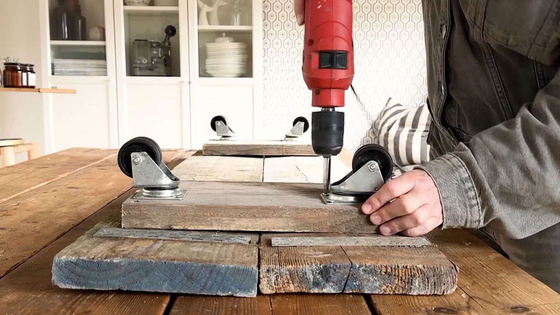 DIY : Fabriquez votre propre tête de lit à partir de lattes de chêne