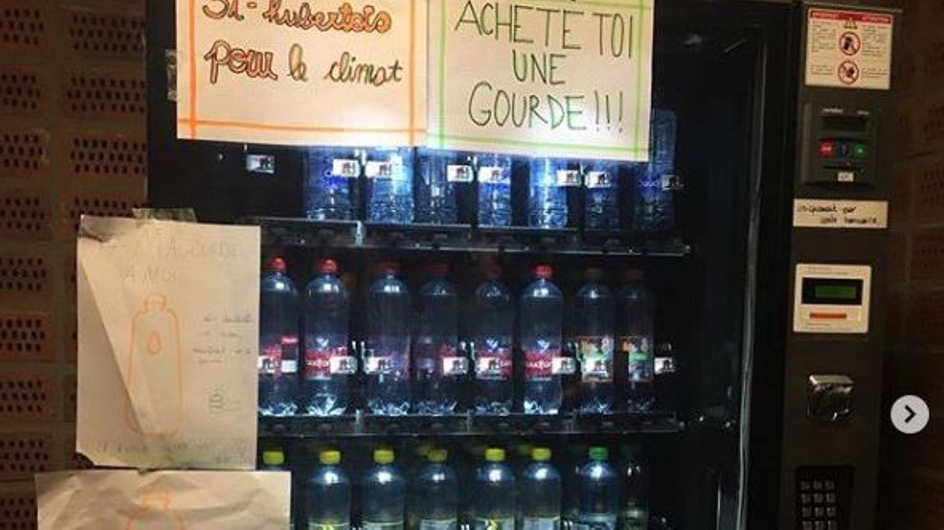 "Achète-toi une gourde": interdits de manif, des élèves débranchent le distributeur à boissons