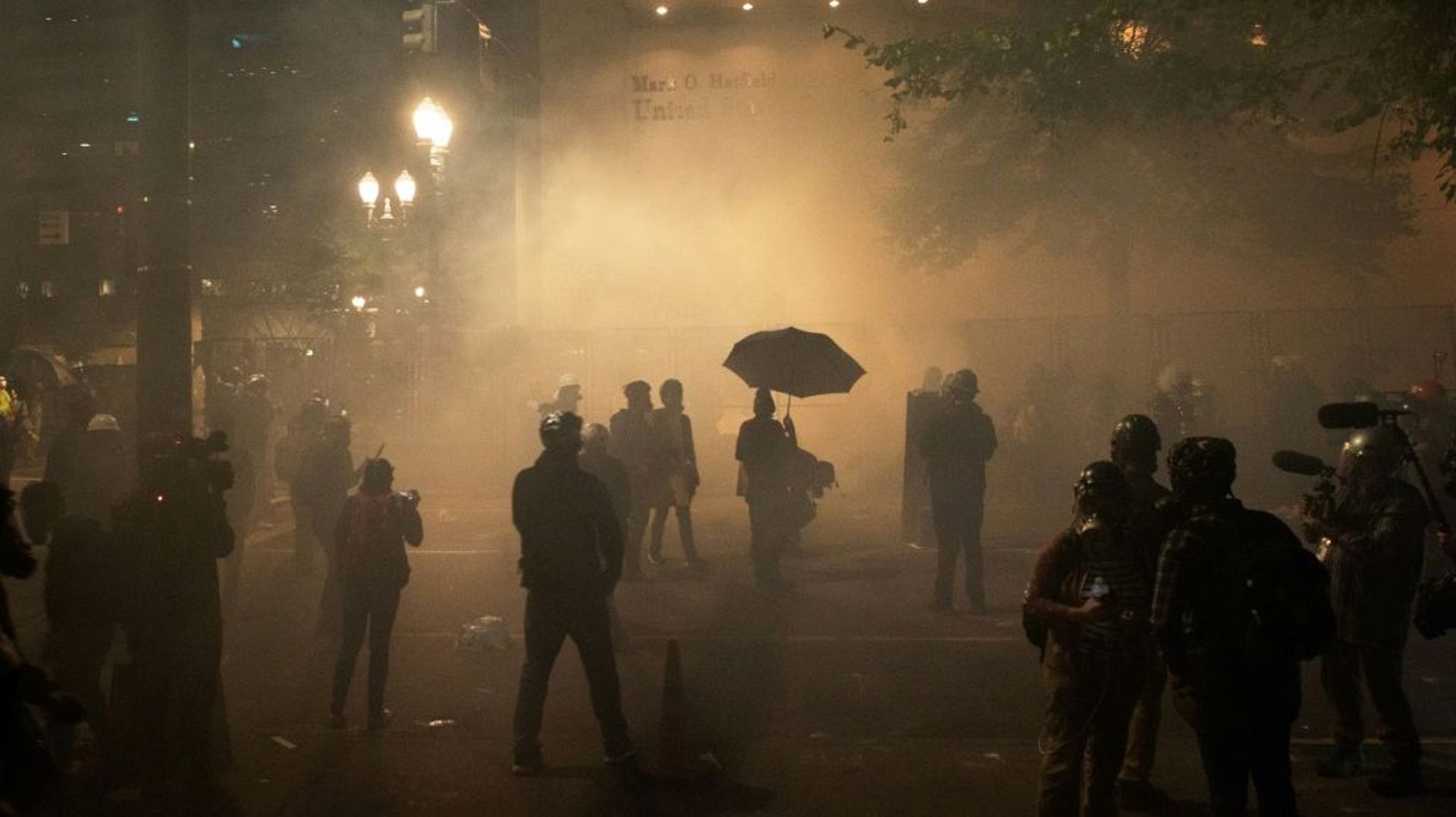 Manifestants pris dans une nuée de gaz lacrymogènes à Portland le 24 juillet 2020