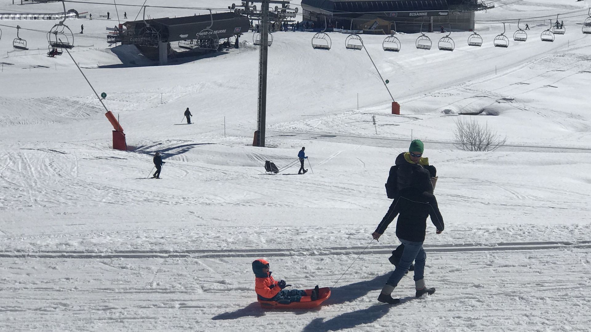 Les stations de ski de l'Espace Diamant sont considérées comme "très orientées familles", mais pas toujours facile d'y arriver pour les familles en voiture électrique 