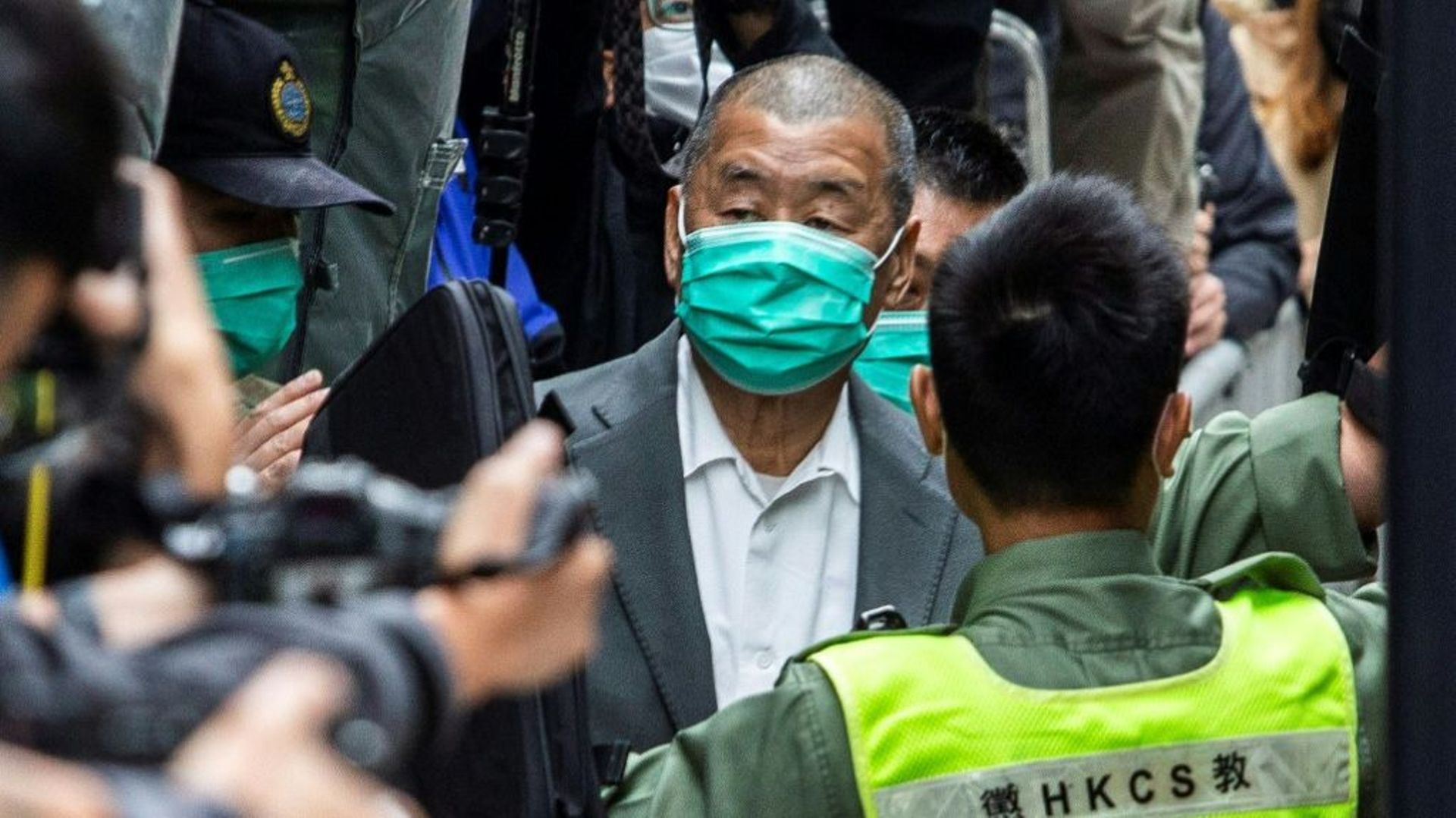 Le magnat des médias pro-démocratie, Jimmy Lai, quitte la cour d’appel final de Hong Kong après le refus de sa caution, le 9 février 2021.