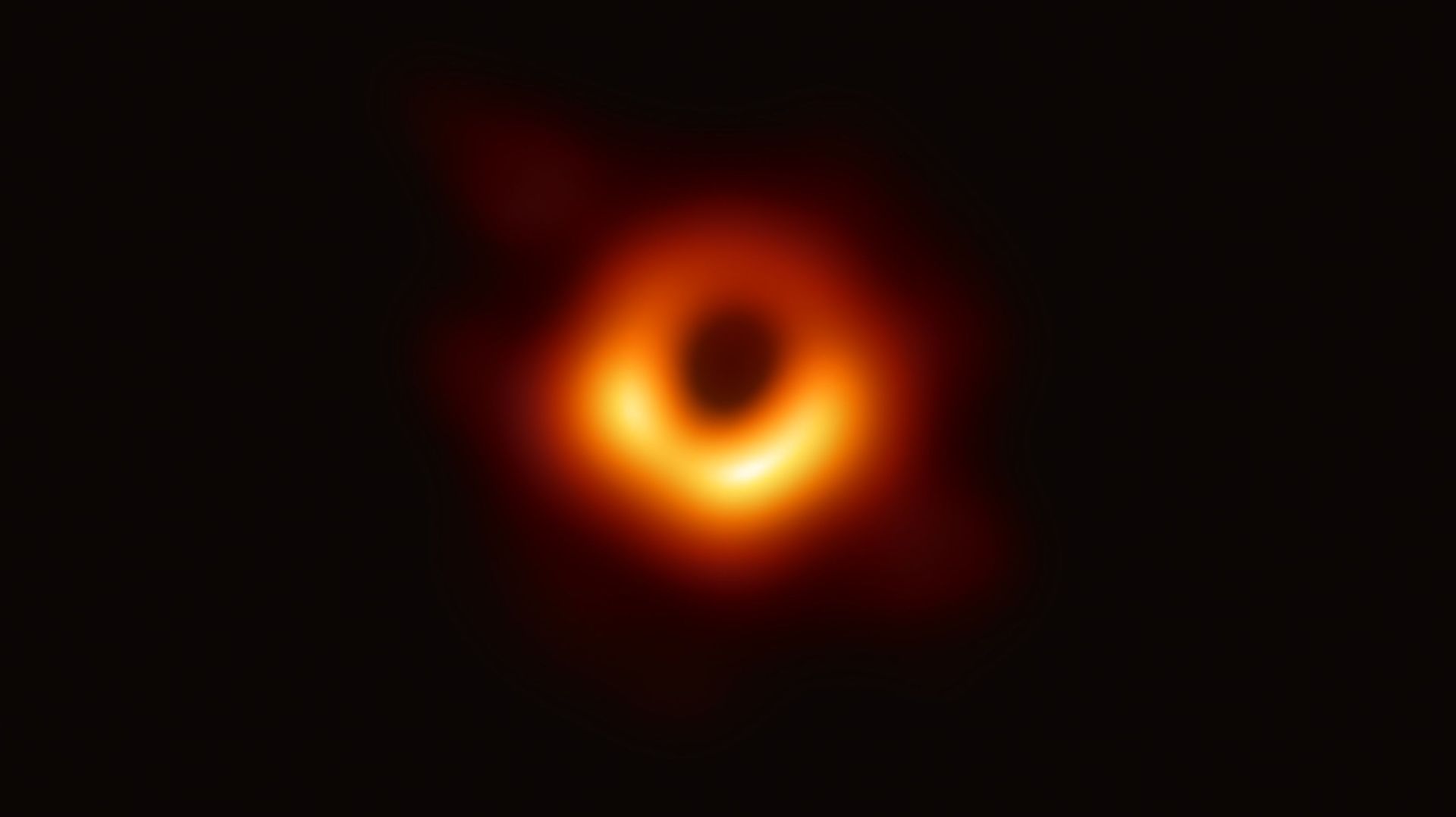 Le premier de ces monstres à s'être finalement laissé tirer le portrait est l'un des trous noirs connus les plus massifs, 6 milliards de fois plus que notre Soleil(...).