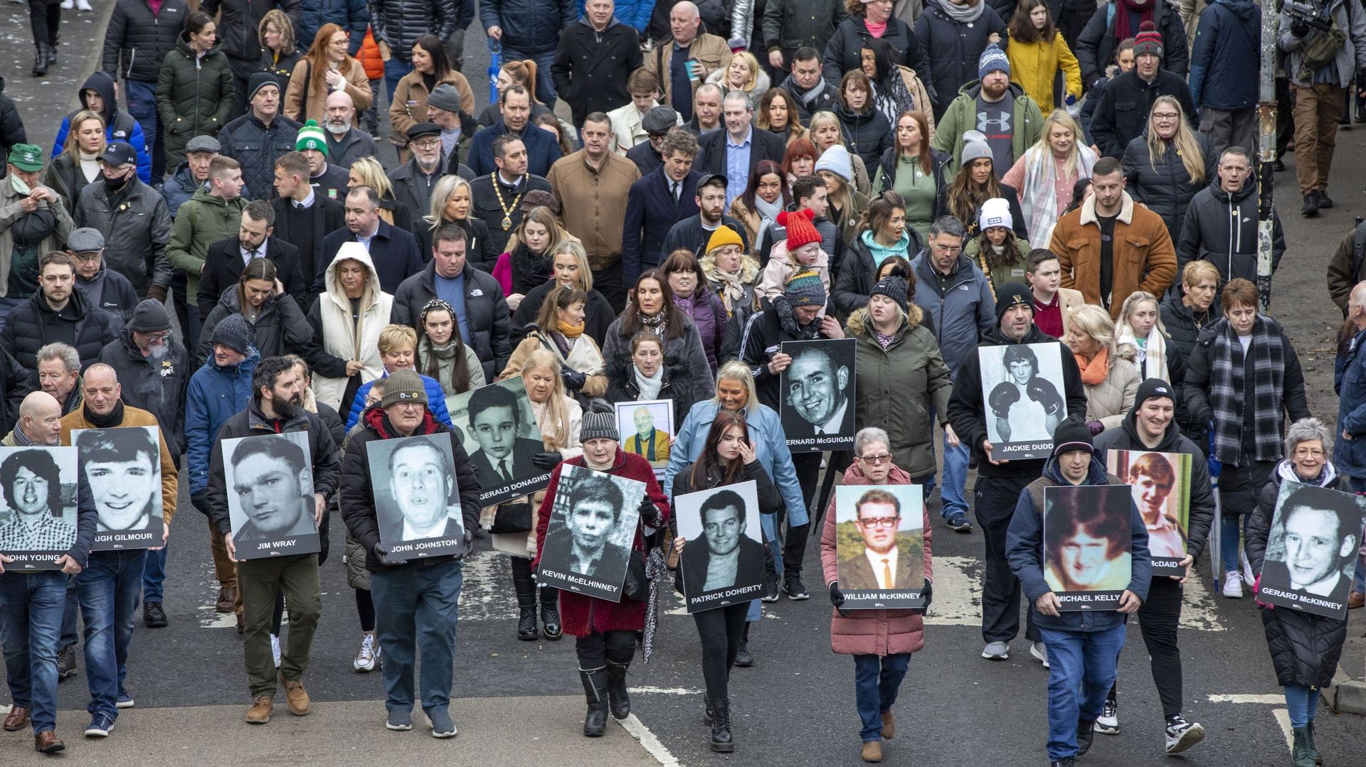 Des membres des familles des personnes tuées le Bloody Sunday mènent une marche commémorative vers le Bogside pour une cérémonie de dépôt de gerbes au monument dédié aux personnes tuées ce jour-là, à Londonderry (Derry), en Irlande du Nord, le 30 janvier 