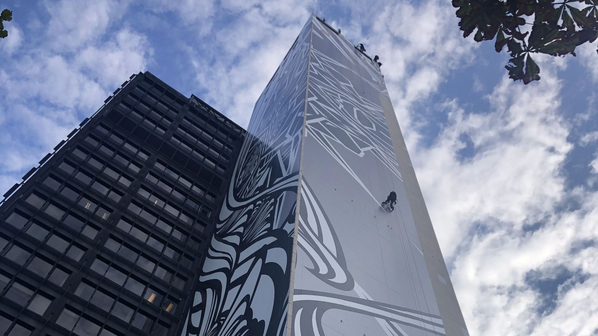L'IT Tower à Bruxelles se pare de la plus grande fresque en Europe