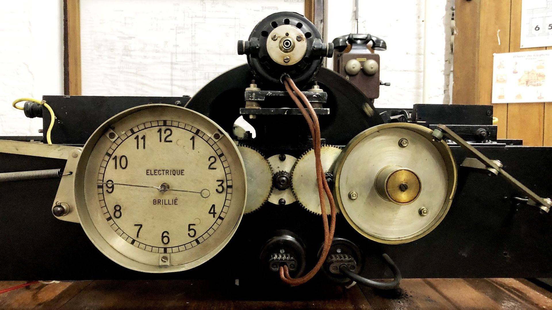 La première horloge parlante belge mise en service en 1941 et conservée au musée de la Téléphonie de Lantin