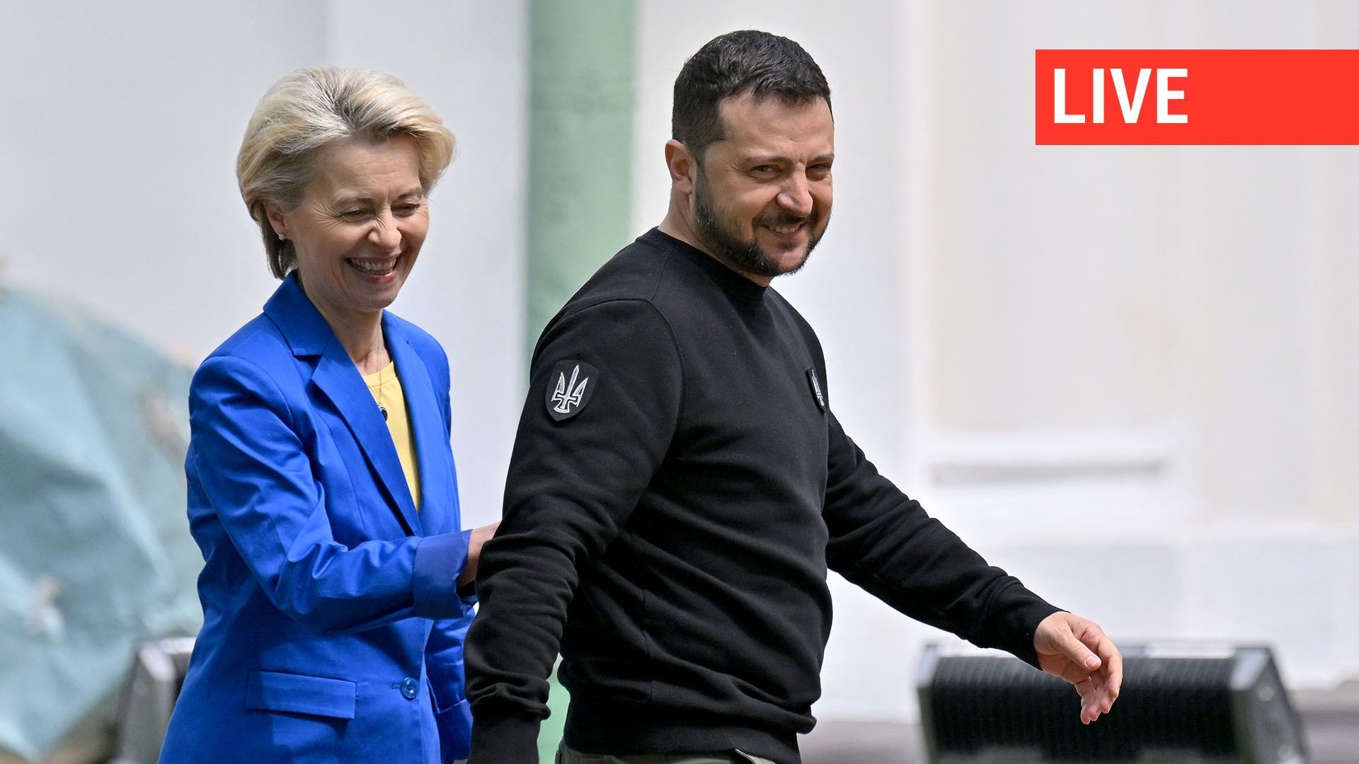 Le président ukrainien Volodymyr Zelensky (à droite) et la présidente de la Commission européenne Ursula von der Leyen (à gauche) se quittent après une conférence de presse à Kiev le 9 mai 2023. La présidente de la Commission européenne Ursula von der Ley