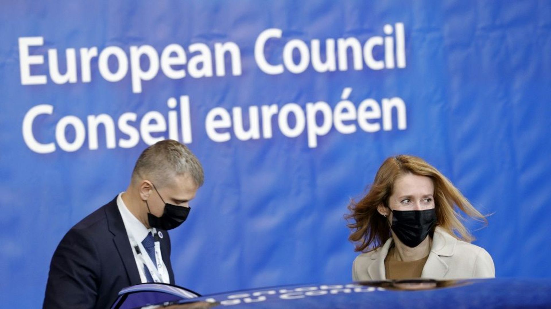 La Première ministre d’Estonie Kaja Kallas se prépare à monter en voiture à l’issue d’un sommet de l’UE avec des pays de l’Est le 15 décembre à Bruxelles
