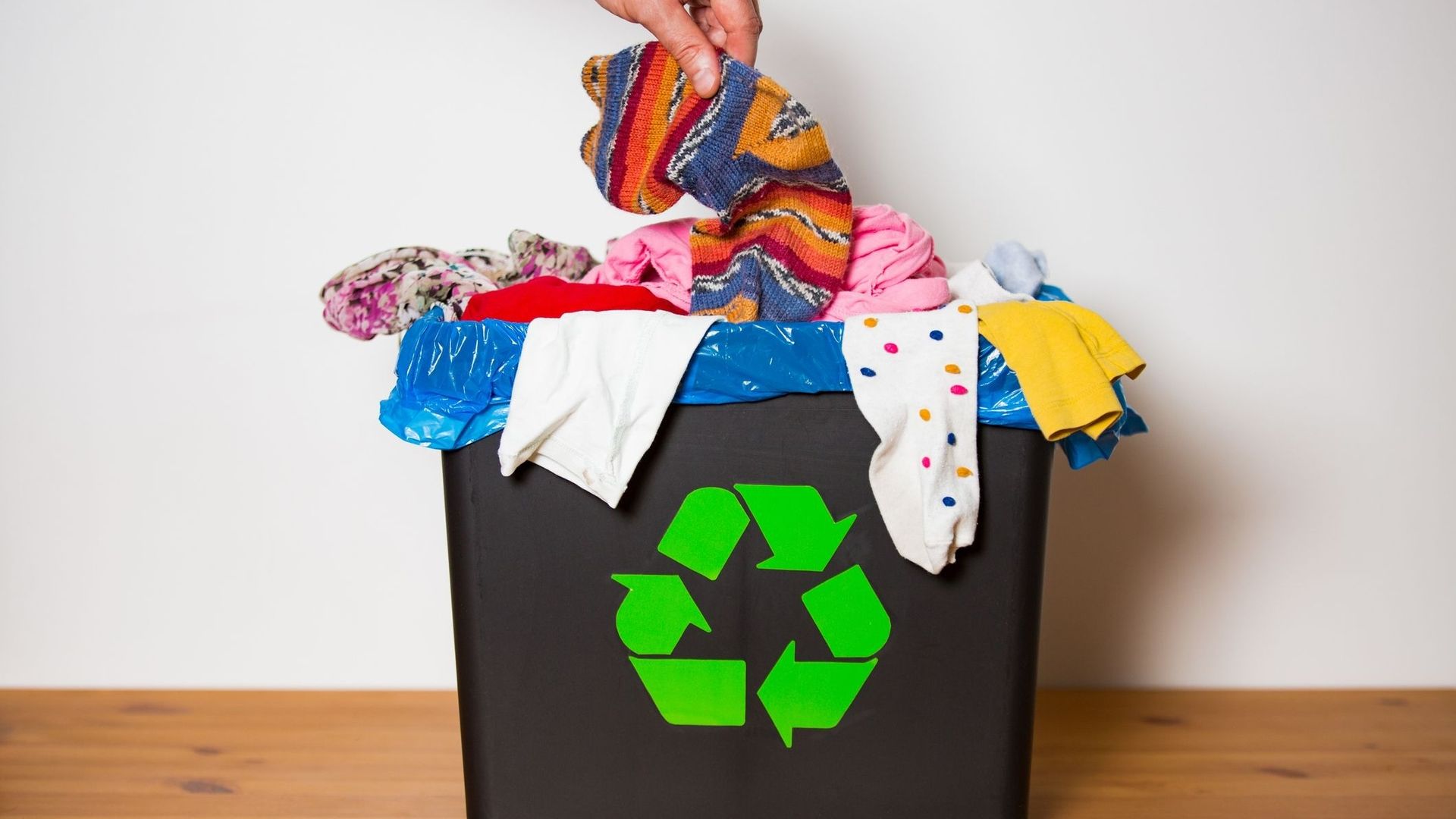 Black Friday : et si vous recycliez vos vêtements au lieu d'en acheter ?