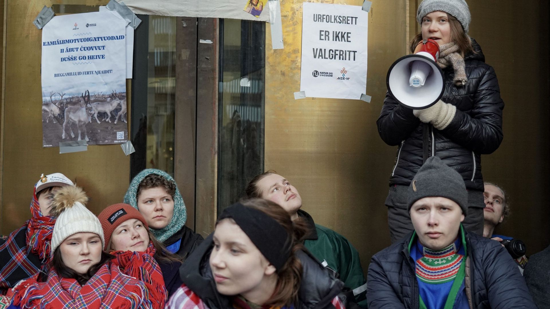 La Suédoise Greta Thunberg (et d’autres jeunes militants pour le climat des groupes "Nature et Jeunesse" et "Norwegian Samirs Riksforbund Nuorat" bloquent l’entrée du ministère norvégien de l’Énergie alors qu’ils protestent contre la construction d’éolien