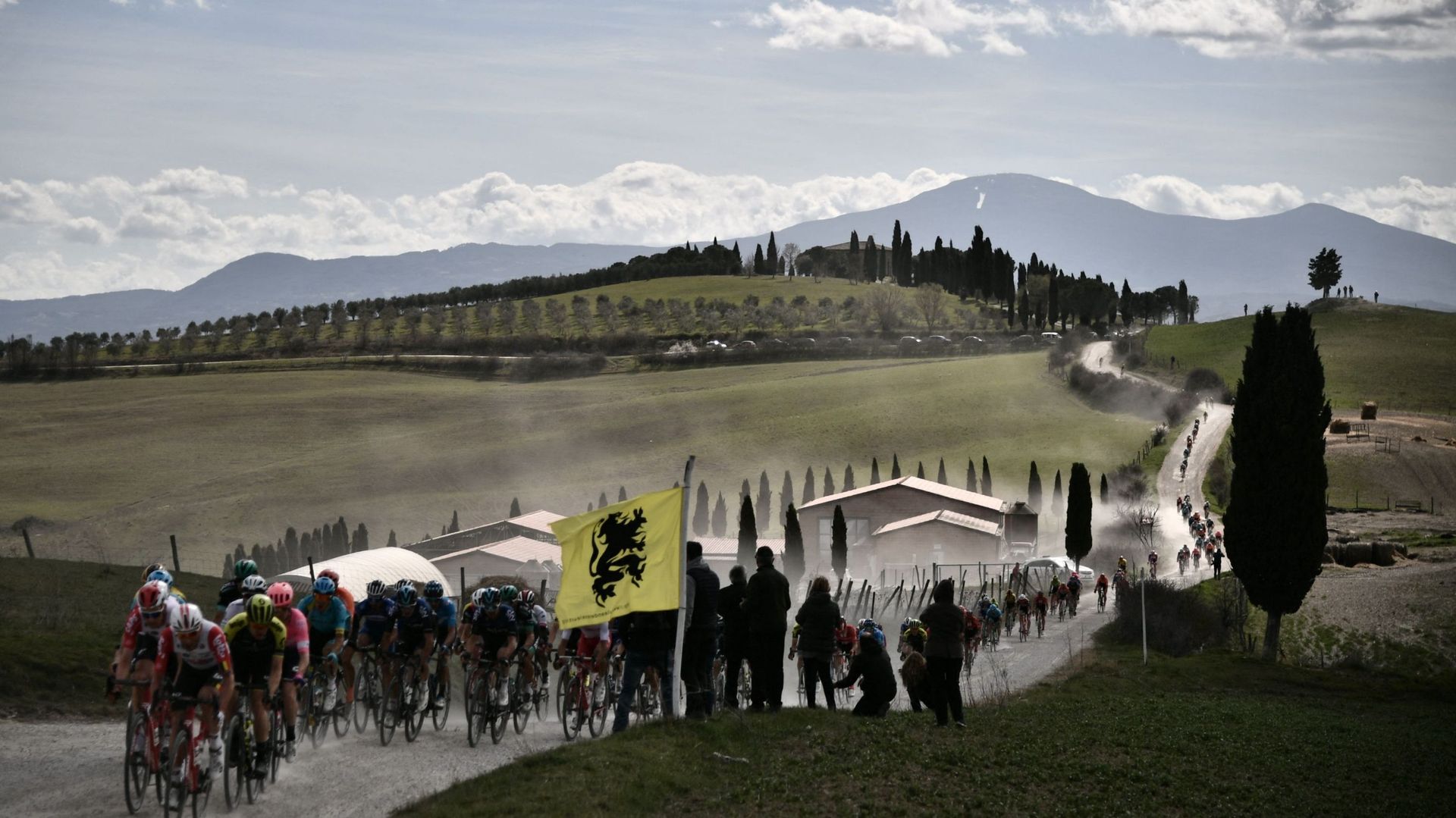 La 11ème étape du Giro 2021 emmène les coureurs sur les célèbres Strade Bianche de Toscane. Le genre de parcours où vous ne gagnerez probablement pas le Tour d’Italie, mais où vous pouvez tout perdre !